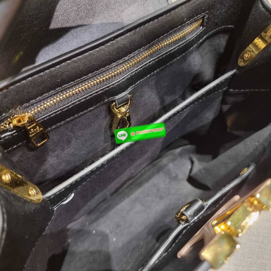 NEW IN!! LV capucines top handle วีไอพีพรีเมี่ยมกิ๊ฟจากเคาน์เตอร์ ที่สุดของความสวยในราคาเบาๆ กระเป๋าถือสุดหรู ดีไซน์ทรงคลาสสิค พร้อมลวดลายหรูหรา มาพร้อมหูจับในตัว ด้วยรูปทรงวินเทจและวัสดุหนังแท้ ขับผิว ทำให้ไอเท็มนี้สะกดทุกสายตาจริงๆ และยังมีลูกเล่นที่ฝาป