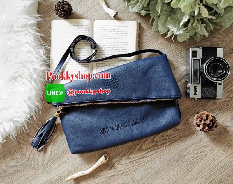 Best Seller!! Givenchy Parfums Black Leather Clutch (Premium From Counter Brand) กระเป๋าสะพายหนังนิ่มเรียบ Polyester100% สีดำเเบบสวยดูดีคลาสสิคไม่มีเอ้าท์ เปิดปิดด้วยซิป อะไหล่ทอง หัวซิปประดับพู่ ด้านหน้าปั้มโลโก้ GV ตัวใหญ่ ภายในมีช่องเล็กใส่ ipad กระเป๋