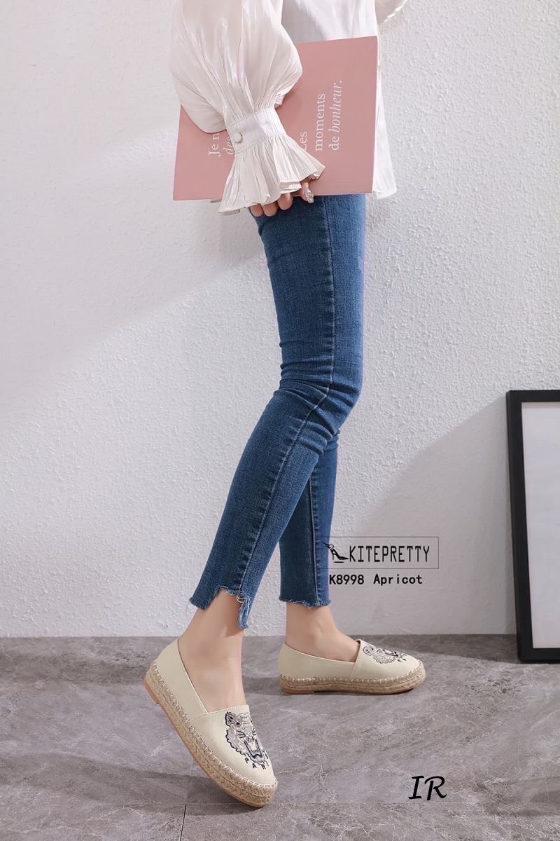 รีพีทแบบขายดี!!! พร้อมส่ง ของขาดไปหลายเดือน มาแล้วนะคะ หายากมาก ผ้าแคนวาสยกพื้นปักหน้าเสืองานสวยเป๊ะ พื้นนวมนิ่ม พื้นหนา 1 นิ้ว แบบสวยไฮโซ ใส่แล้วคุณจะโดดเด่น จนเพื่อนๆอิจฉาแน่นอน!!!