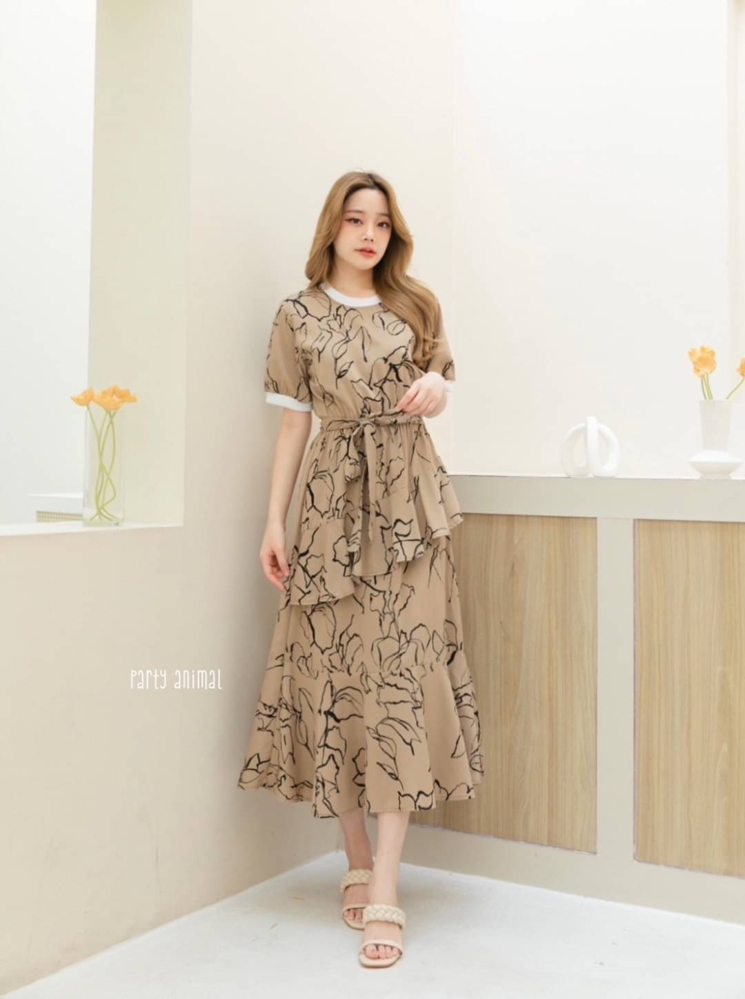 Maxi dress ทรงคอกลมเอวยางยืด ต่อชายกระโปรงหางปลาสวยค่ะ ด้านหน้าดีไซน์แต่งระบายเฉียงเล็กๆช่วงกระโปรง เนื้อผ้าโพลีเอสเตอร์พริ้วๆนุ่มใส่สบาย งานมีซับในกระโปรง ซิปหลัง มาพร้อมเชือกผูกเอวค้า 2ลาย