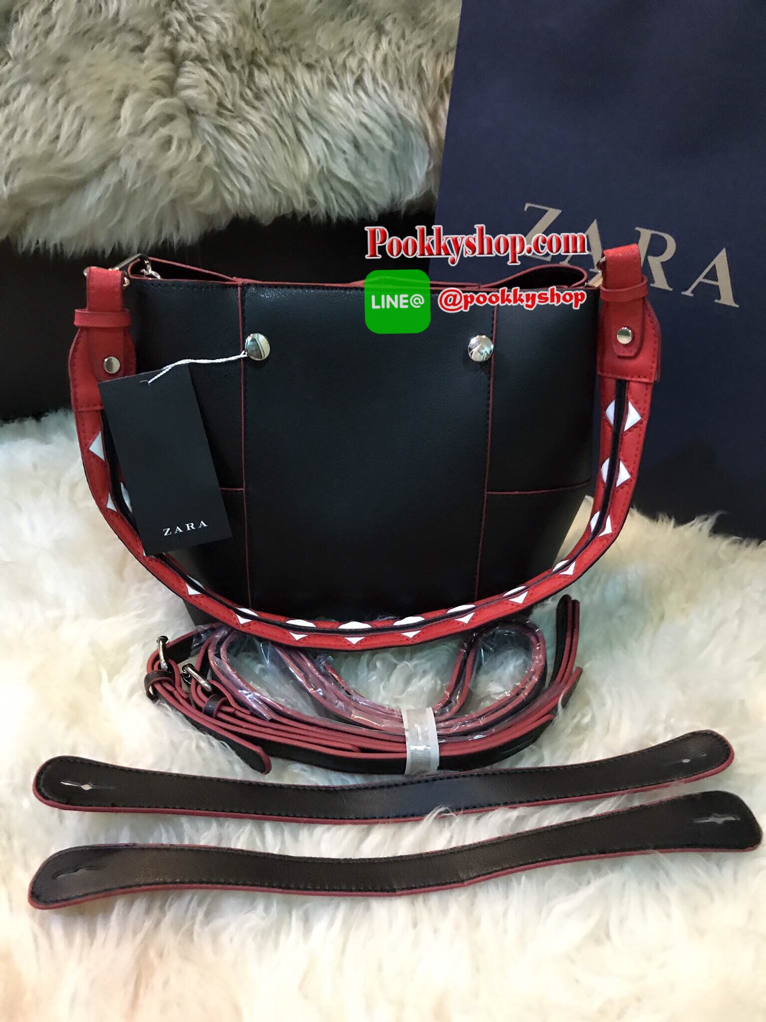 พร้อมส่งใหม่ชนช็อป! ZARA TOTE WITH CONTRASTING HANDLE กระเป๋าถือหรือสะพายรุ่นใหม่ล่าสุดหนังเรียบสวยทำความสะอาดง่าย เปิดปิดด้วยกระดุมแม่เหล็ก ขนาดกำลังดีภายในกว้างจุได้เยอะใส่ipad ได้ น้ำหนักเบา ด้านข้างมีช่องใส่ของ โดดเด่นที่หูจับและสายสะพาย2แบบสามารถถอดเ