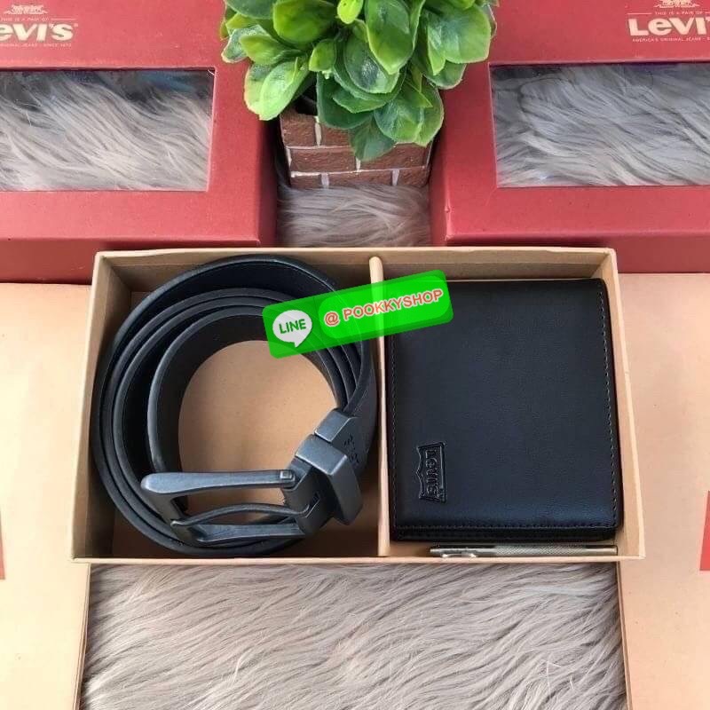 Levi's Leather Belt & Wallet Set เซตสุดคุ้ม กระเป๋าสตางค์หนังนิ่ม ด้านหน้าตกแต่งด้วยโลโก้แบรนด์ ด้านในมีช่องใส่รูป ช่องใส่บัตร และช่องใส่ธนบัตร 2 ช่อง มาพร้อมกับเข็มขัดสุดเท่ และที่เจาะรูเข็มขัดค่ะ
