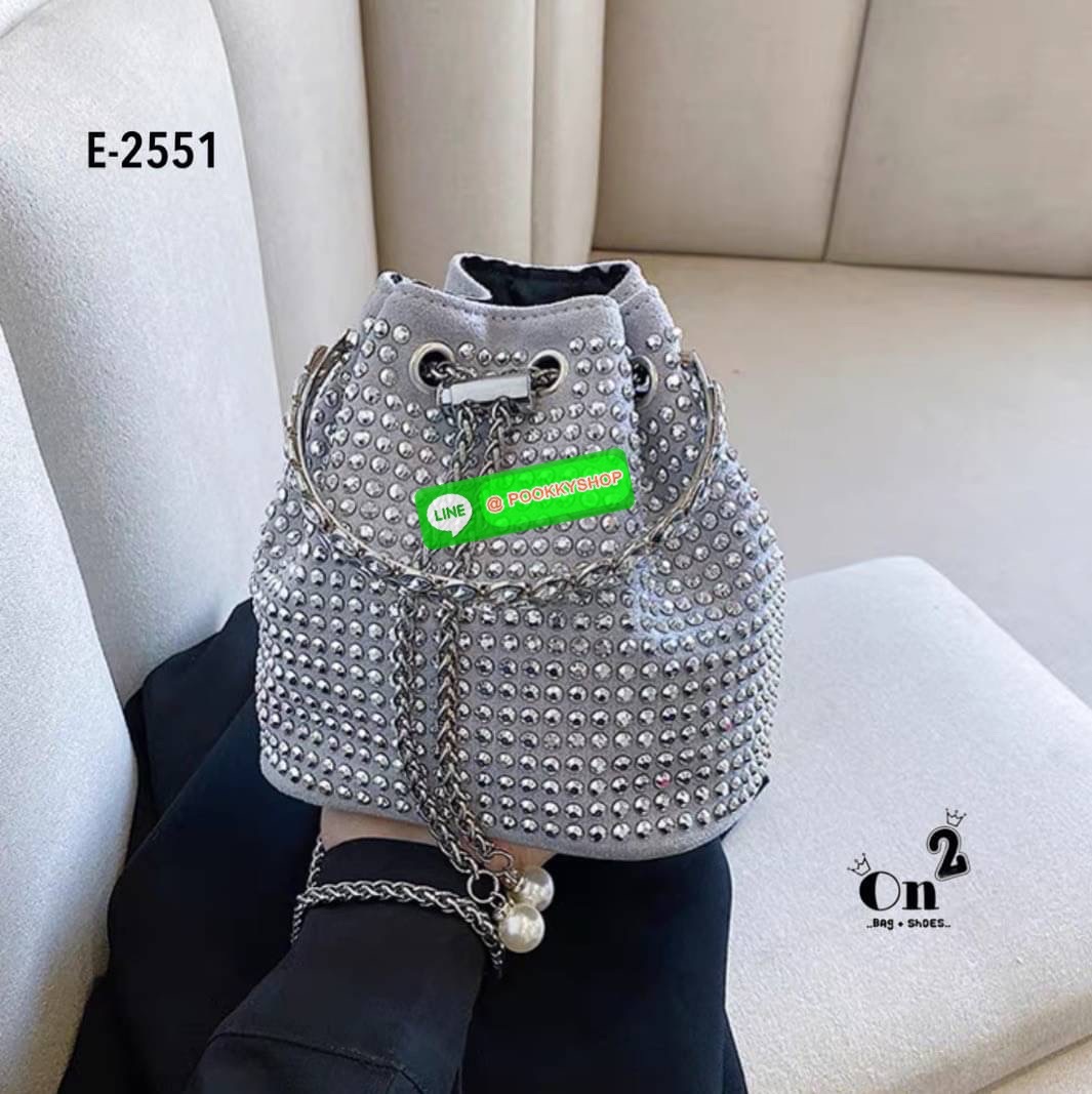 New arrivals 👜👜กระเป๋าแฟชั่นมาใหม่ ทรงขนมจีบ เปิดปิดแบบหูรูด วิ้งๆ น่าใช้มากค่ะสายสะพายโซ่แบบ Cross body จับจองกันเลยคร่าสาวๆไม่มีไม่ได้แล้ว สวยทุกสีคร่า