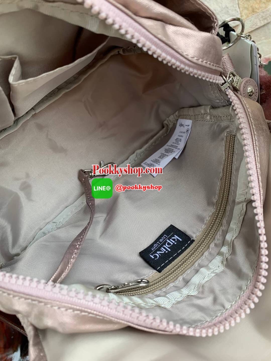 Kipling Cayleen Shoulder CrossbodyBag กระเป๋าสะพายที่สะพายได้ทั้งสายคู่และสายเดี่ยว เปืดปืดด้วยกระดุมแม่เหล็ก และซิปภายใน วัสดุpolymide100% น้ำหนักเบา สามารถใส่มินิไอแพค กระเป๋าสตางค์ยาวได้ ขนาดกลาง มีช่องซิปใช้งานทั้งภายในและภายนอก มีช่องใส่ของจุกจิก สะด