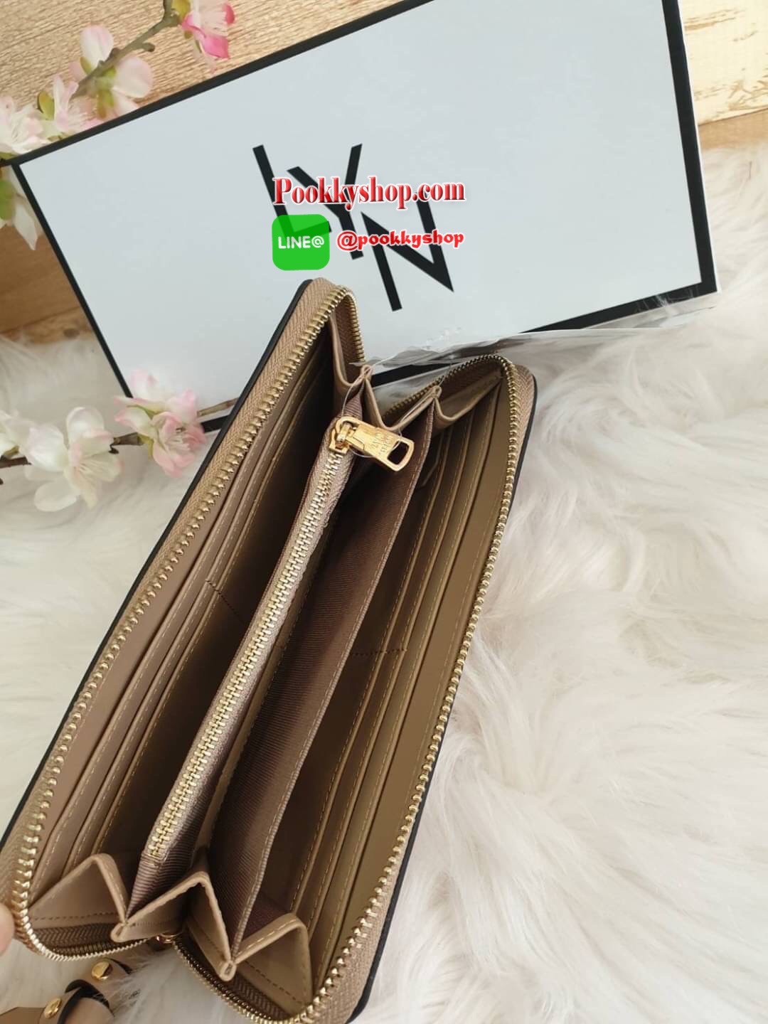 LYN long wallet ด้านหน้าติดโลโก้แบรนด์ สีสวยสดใส รุ่นนี้เรียบหรู ดูดี เปิดปิดด้วยซิบ ด้านในมีช่องใส่บัตร ช่องใส่แบงค์ และช่องกลางใส่เหรียญเป็นช่องซิป และยังมาพร้อมกับ ตัวจับซิปแต่งหมุด ดูดีมีราคาเชียว สวยเก๋ๆแบบนี้ต้องมีไว้เป็นเจ้าของนะเธอจ๋า