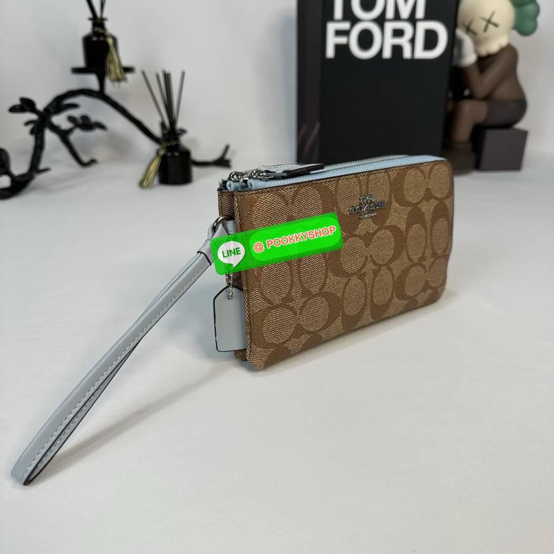กระเป๋าคล้องมือ COACH 87591 DOUBLE CORNER ZIP WRISTLET IN SIGNATURE CANVAS (COACH 87591 ） กระเป๋าคล้องมือ2เซิปใหญ่ ลายCหนังและ ด้านในเป็นผ้า แบ่งเป็นช่องเล็กๆใส่เหรียญใส่แบงค์ใส่บัตร แล้วแต่จะใส่มีหลายช่อง ใส่โทรศัพท์ได้ทุกรุ่นพร้อมสายคล้องมือ