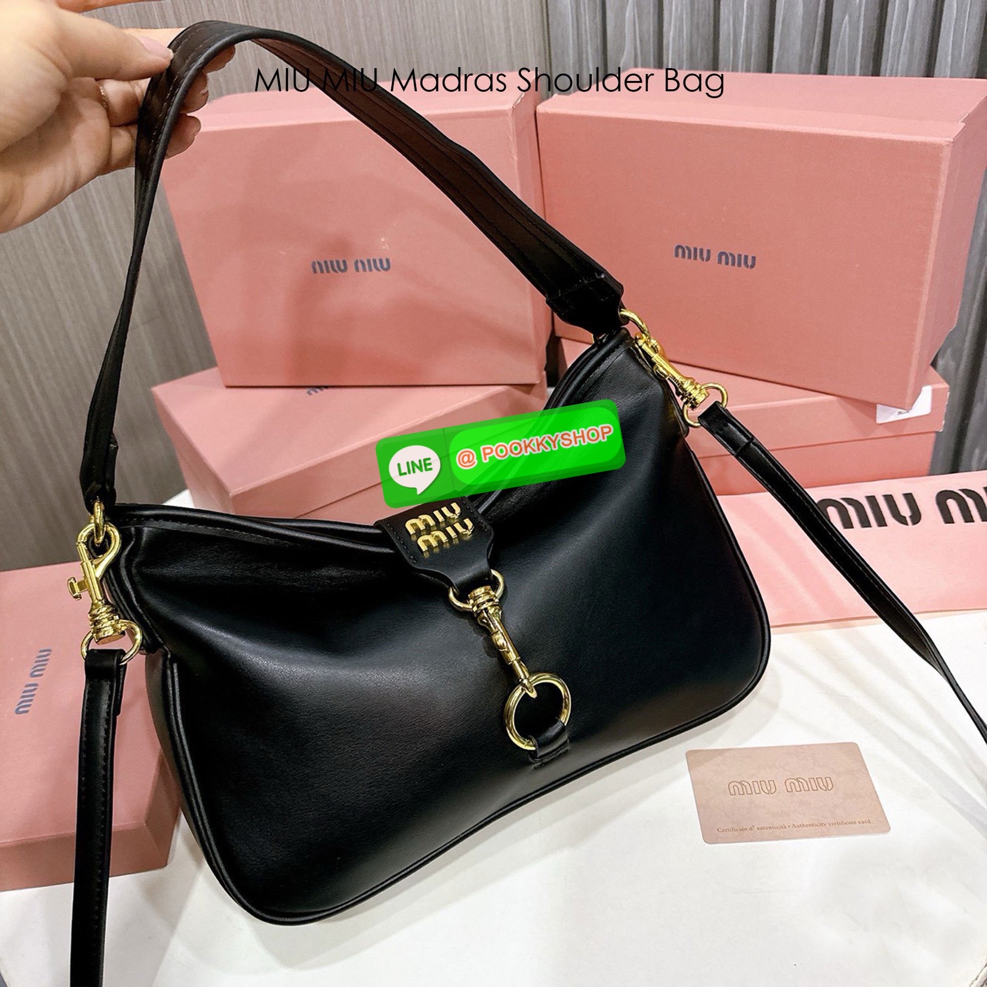 MIU MIU Madras Shoulder Bag กระเป๋าสะพายไหล่ทรงเก๋เรียบหรูดูแพงดูลัคชู ดีไซน์ใช้งานง่าย โดดเด่นด้วยห่วงเกี่ยวด้านหน้าสีทอง ประดับโลโก้สวยหรู คอลเลคชั่นตัวแม่ พร้อมสายสะพายข้าง ใช้งานได้หลากหลายสไตล์มากๆ ภายในเป็นช่องโล่งจุของได้เยอะ สะพายไปทำงาน ไปเรียน ไ