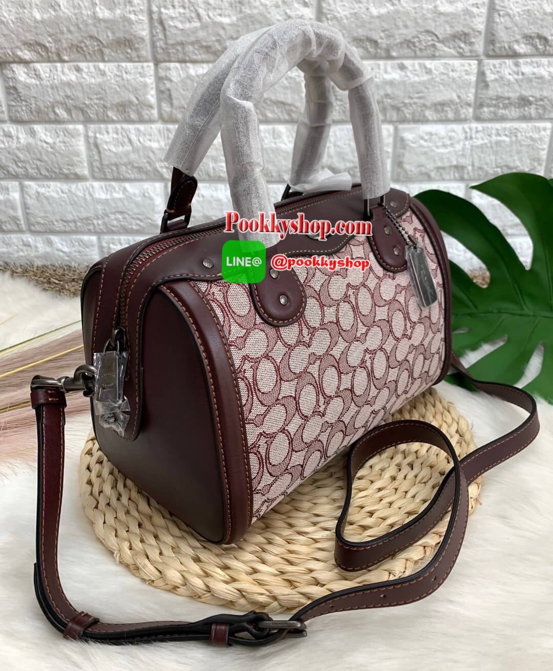 COACH IVIE BENNETT SATCHEL IN SIGNATURE JACQUARD BAG ✔️วัสดุผ้าJACQUARD +pvc ✔️ป้ายห้อยเป็นโลหะแบรนด์ ✔️เปิดปิดกระเป๋าแบบซิป ภายในใส่กระเป๋าสตางค์ใบยาวได้ ของอื่นๆจุค่ะรุ่นนี้ ✔️สายสะพายถอดออกได้ เลื่อนปรับระดับได้นะคะ