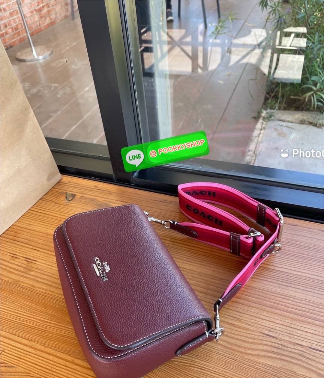 COACH CH483 – Camera Bag Strap Logo สุดจี๊ด รุ่นยอดนิยม โดดเด่นด้วยสายสะพายผ้าแถบโลโก้ COACH สีน้ำตาล -ดำ สะดุดตาไม่ซ้ำใคร! ดีไซน์ทรงกล่องกระทัดรัด ใส่มือถือ กระเป๋าสตางค์ และของใช้ประจำวันได้ครบ วัสดุ Signature coated canvas + หนังแท้ มาพร้อมฮาร์ดแวร์ทอง