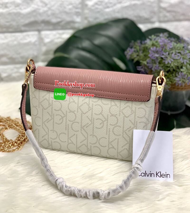 New arrival !! CALVIN KLEIN HANDBAG // SHOULDER BAG กระเป๋าถือ//คล้องไหล่//สะพายข้าง//หรือครอสบอดี้ร์ได้ค่ะ ดีไซด์สวย น่าใช้มากๆค่ะ วัสดุหนังผสมนิ่มมือค่ะ ด้านมีโลโก้แบรนด์ พร้อมช่องซิปใส่ของจุกจิก เปิดปิดกระเป๋าแบบกระดุมแม่เหล็ก ภายในแบ่งสามช่อง สามารถใส