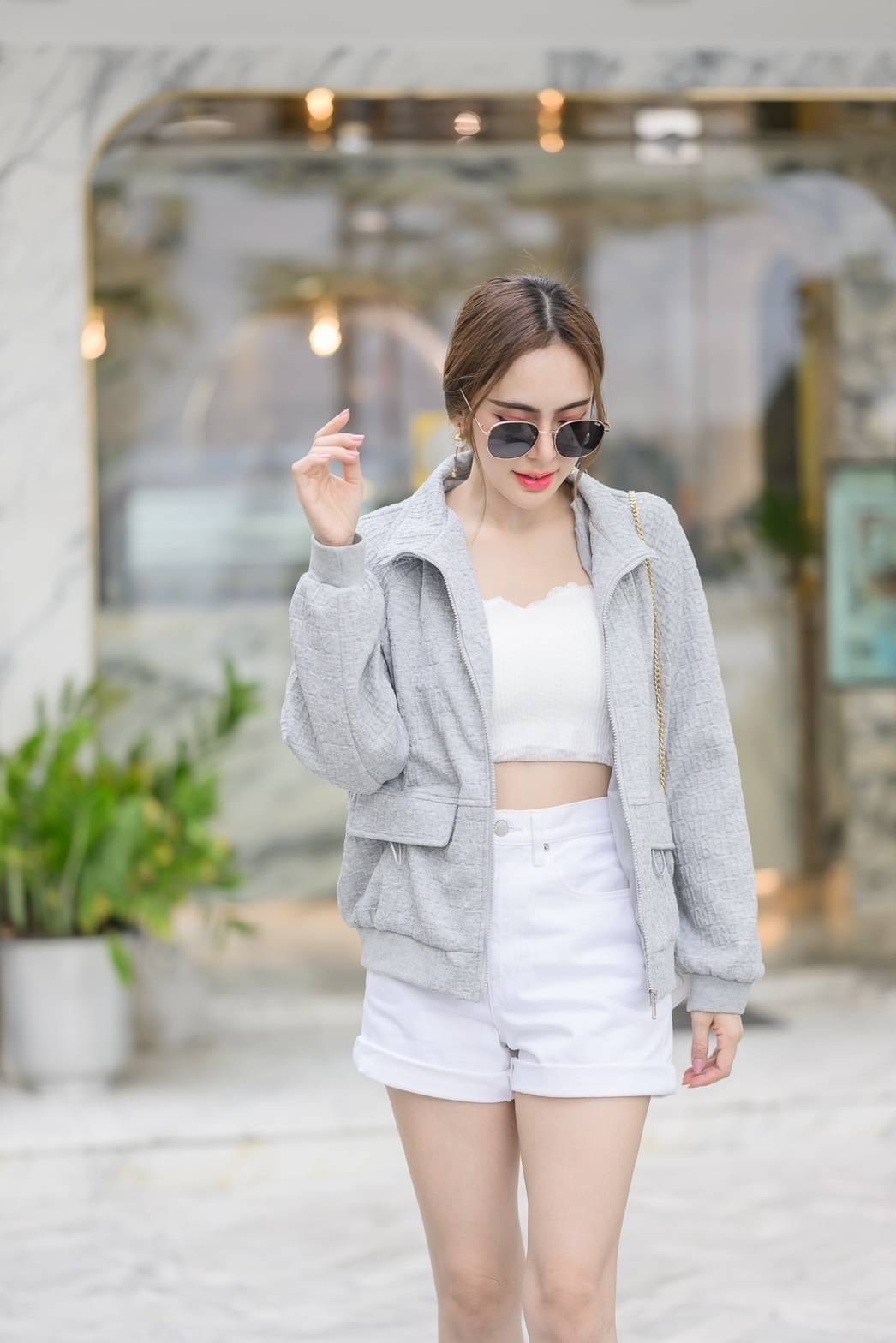 เสื้อคลุมคอปกแขนยาว เนื้อผ้า knit ผสม cotton บุซับในอย่างดี ใส่อุ่นๆ ไม่ทิ้งความน่ารักลุคคุณหนู เนื้อผ้าดูแพง สวมใส่ได้ง่าย แมทช์คู่กางเกงยีนต์ขาสั้นรองเท้าผ้าใบเก๋ๆ หรือ จับคู่ยีนต์ขาเดฟ+รองเท้าบูททรงสูง ลุคไหนก็รอดค่ะ