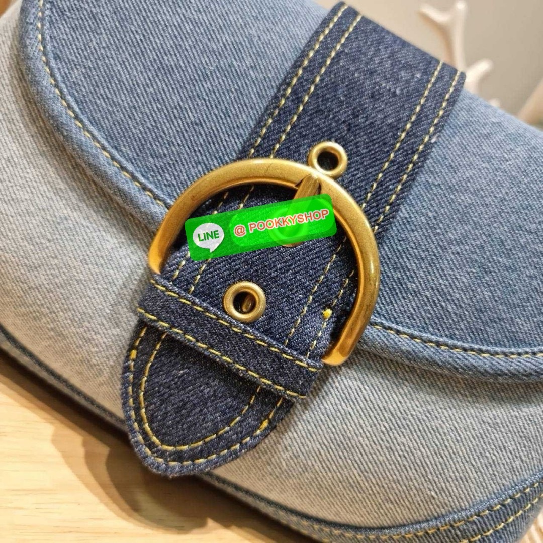 COACH CR737 SOHO BAG IN REPURPOSED DENIM 🔅 Details เลิกสวยแซ่บกี่โมงคะคุณน้า! ไอเท็มให้พาใจสั่นมาอีกแล้ว! กับกระเป๋าสะพายไหล่สไตล์วินเทจ ที่ยังคงแมสและฮอตมาก ด้วยรูปทรงที่ใช้งานง่าย ไม่เกะกะ แต่มีความเรียบหรูในตัว กระเป๋าปิดด้วยกระดุมแม่เหล็ก ภายใ