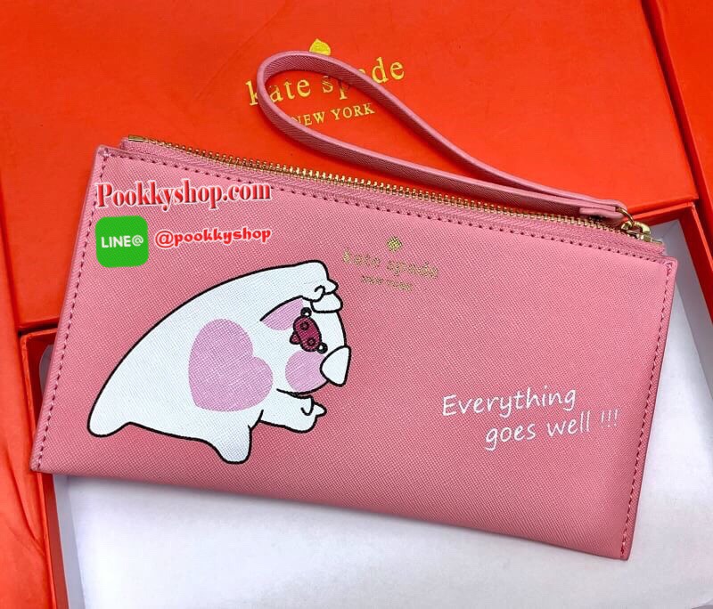 New arrival !! Kate spade new york clut bag with box รุ่นใหม่ล่าสุดปี 2019 ต้อนรับปีหมูค่ะ!! กระเป๋าถือแบบคลัท วัสดุหนังซาฟเฟียโน่ หนังนิ่มมือดีมากๆค่ะ ด้านหน้ามีโลโก้แบรนด์ พร้อมเพ้นท์รูปหมูดูซุกซนค่ะ เปิดปิดกระเป๋าแบบซิป ภายในใส่มือถือได้ทุกรุ่น;พาสปอร์