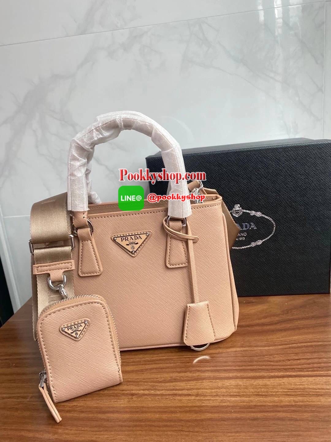 Prada กระเป๋าถือหรือสะพายอเนกประสงค์ วัสดุหนังสวยอยู่ทรงขนาดกำลังดีน้ำหนักเบา ดีไซน์สวยเก๋ที่หูหิ้วกระเป๋า โลโก้แบรนด์อะไหล่หรู หูจับแข็งแรงพับลงได้สะดวกใช้หัวซิปแบรนด์ ภายในมีโลโก้ ช่องซิป ช่องใส่มือถือ สามารถใส่กระเป๋าสตางค์ใบยาว ipad mini ของใช้จุกจิกไ