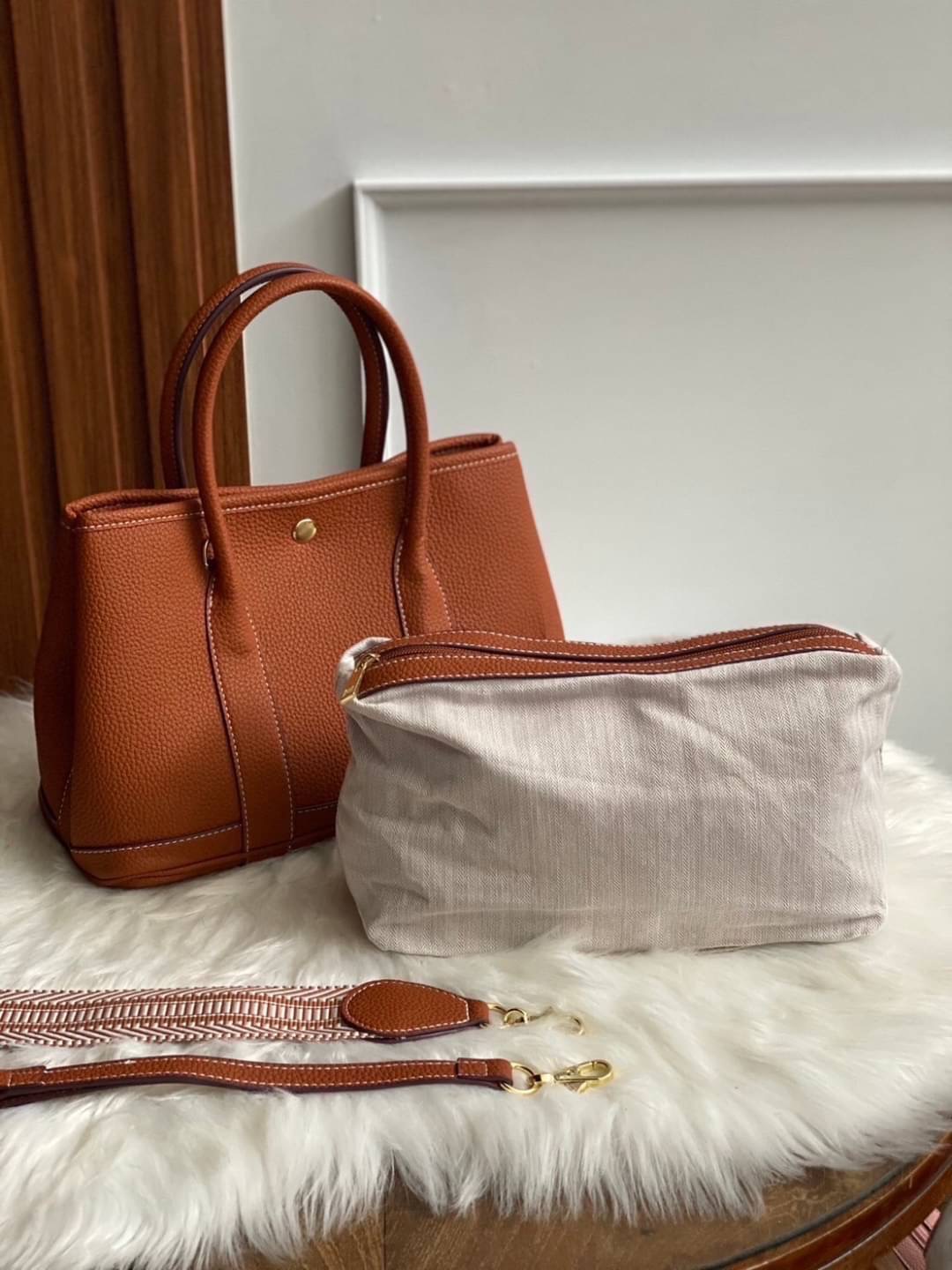 Restock อีกครั้ง รุ่น GD 30 cm หนัง PU premium Soft togo หนังนุ่ม สวยมากก จุของได้เยอะสุดๆ ภาพในสวยหรูบุเป็นผ้า Canvas ประกบฐานด้วย PU premium งานคัตติ้งสวยมาก มาพร้อมกับเซตกระเป๋าผ้า Canvas อีก 1 ใบ และสายสะพาย 2 เส้น คุ้มมสุดด