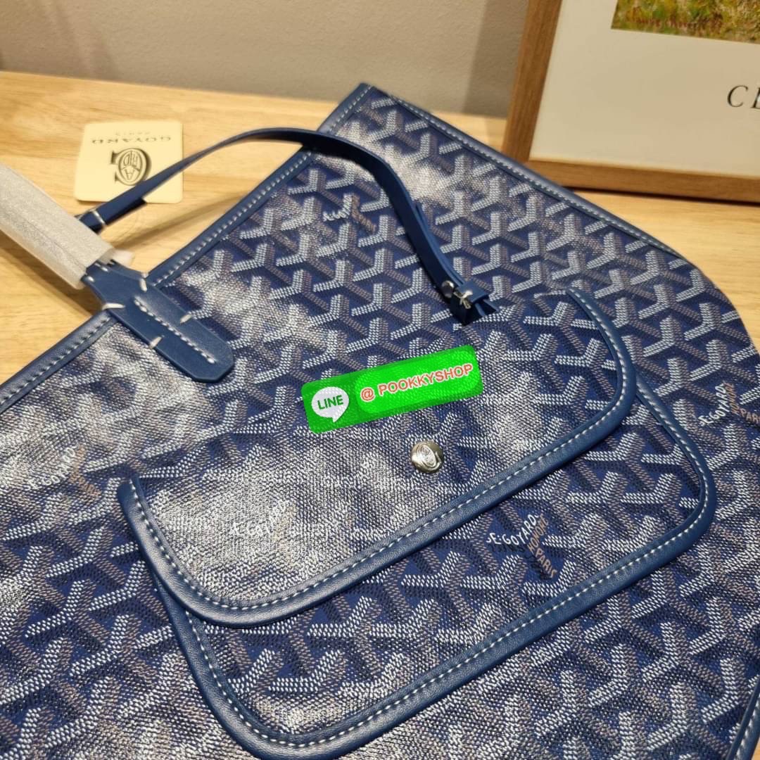 GOYARD ANJOU REVERSIBLE TOTE 🔆 Details ฮอตไอเท็ม กับกระเป๋าสะพายทรงโท้ท ใบใหญ่จุใจ!! มาครบสีขายดี เลิศทุกสี รูปทรงคลาสสิค ดีไซน์เป็นเอกลักษณ์ ใช้งานได้หลากหลาย สามารถกลับด้านใช้ได้แบบไม่มีเบื่อ พิมพ์ลายสวยคม ภายในโล่งกว้างมาก มาพร้อมหูคล้องไหล่ในต