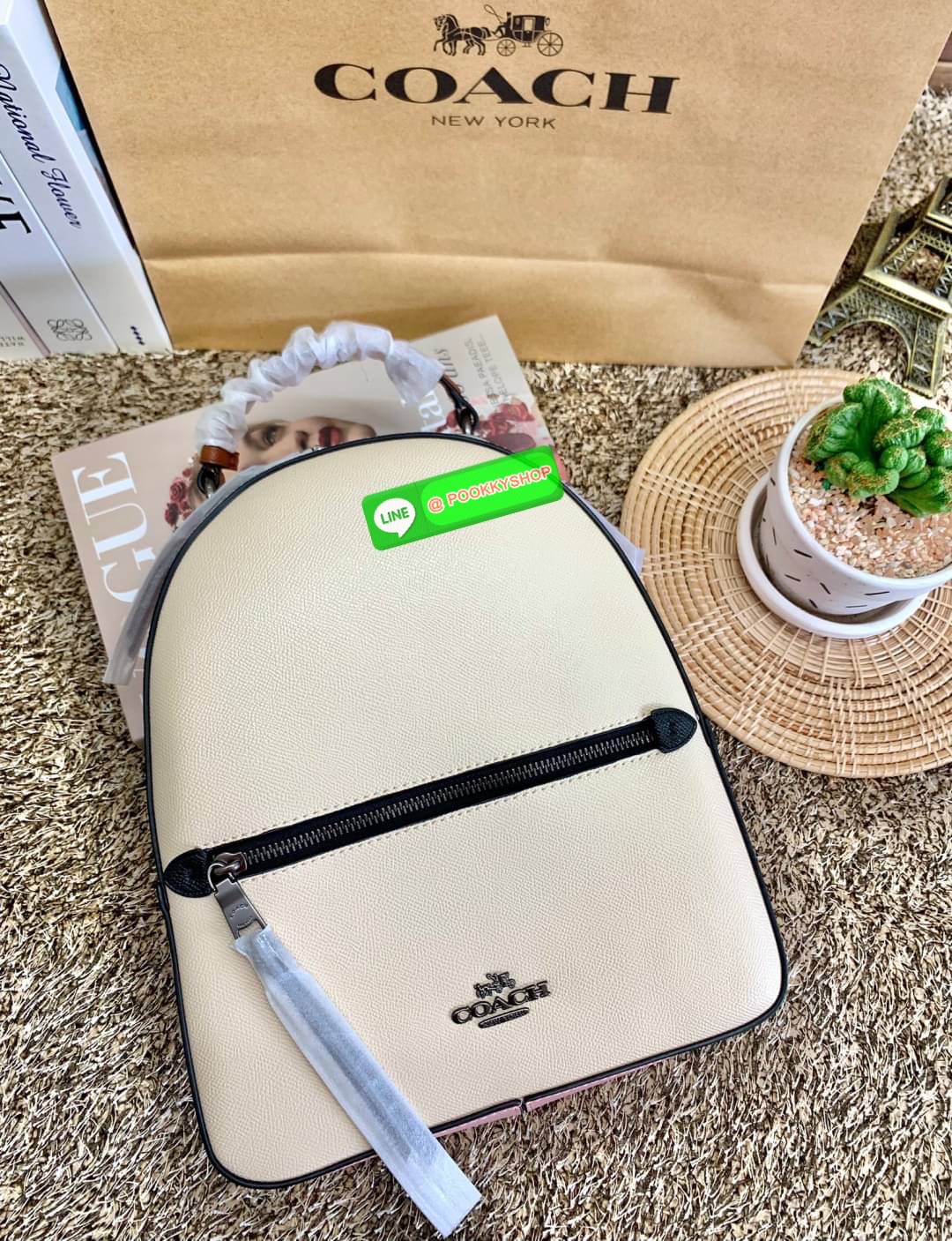 COACH JORDYN BACKPACK ((C2732//76623)) 🌹🌹ไม่มียังไงไหว ต้องบอกว่าน้องสวยมากๆค่า! กระเป๋าสะพายหลังแบบมีหูหิ้ว หนังแแท้ ลายหนังสวยน่าใช้มากค่ะ ด้านหน้ามีช่องซิปใส่มือถือหรือของจุกจิกลงไปได้ค่ะ เปิด-ปิดกระเป๋าแบบซิปคู่ห้อยหนัง ภายในกว้างใส่สั