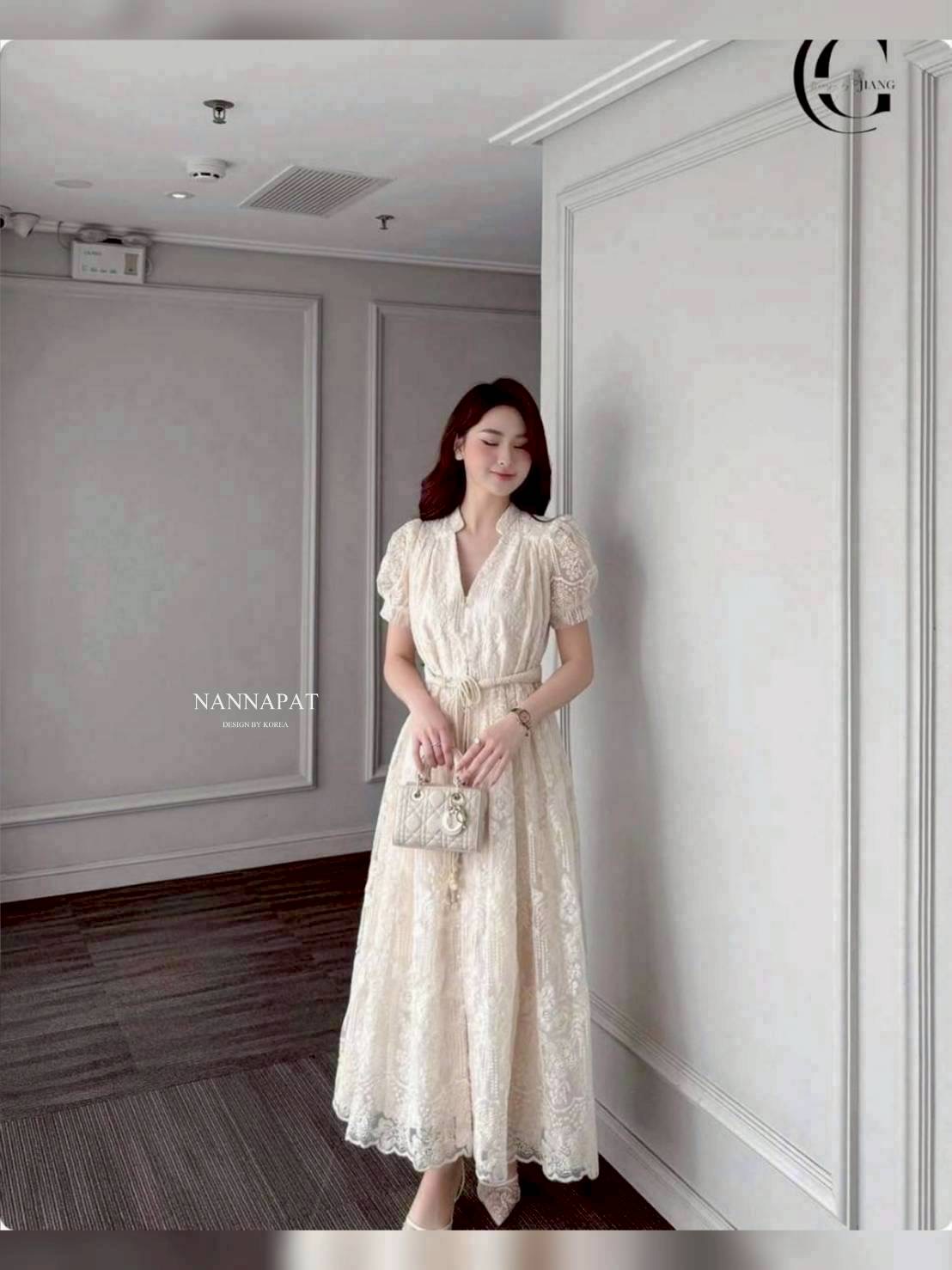 สวยตะโกนเลยค่าา งานเดรสยาว ผ้าลูกไม้แบบพรีเมี่ยมมากๆ นานๆจะมีแบบนี้มาที ใส่ไปดินเนอร์ คาเฟ่ สวยหรูดูดีแน่นอนค่าา ผ้าลูกไม้เค้าดีมากเลยคะ นุ่ม คือไม่คันเลย แล้วซับในยาวด้วย คือเริดด ชอบความที่เค้ามีเชือกผูกเอว มันเข้ากับชุดมาก ทำให้เข้ารูปเก็บทรงสวย ใส่ถ่า