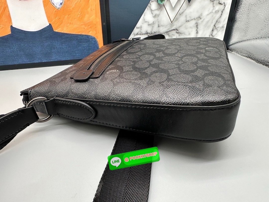 🎒 Coach CR747 – Houston Flight Bag in Signature Canvas เท่ เนี้ยบ พร้อมลุยในทุกวัน กับทรง Messenger ที่ใช้งานง่ายที่สุด 🖤 รุ่นนี้เท่มาก! สะพายแล้วหล่อขึ้นอีก 3 ระดับ Coach CR747 – Houston Flight Bag รุ่นขายดีสาย Messenger สะพายข้างได้พอดีต