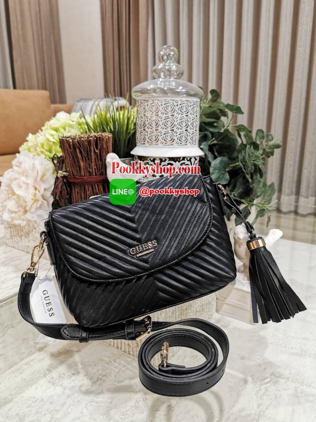 NEW! GUESS CROSSBODY BAG กระเป๋าสะพายรุ่นใหม่ล่าสุดดีไซน์คลาสสิควัสดุหนังนิ่มเดินเส้นลายตารางสวยอยู่ทรงด้านหน้าประดับโลโก้ GUESS เปิดปิดด้วยฝาปิดกระดุมแม่เหล็กประดับด้วยพู่หนัง ภายในมีโลโก้และช่องซิป กว้างและจุใส่กระเป๋าสตางค์ มือถือ ของจุกจิกได้เยอะ สายส