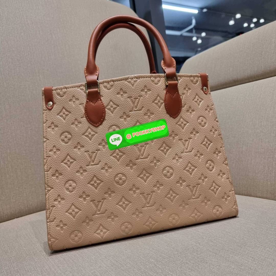 New arrival!! LV crossbody tote bag ดีไซน์สวยคม สมราคา ดูแพงไปอีก ด้วยดีเทลลายของหนัง crossgrain กระเป๋าทรงโท้ทจากเคาน์เตอร์ dutyfree คลาสสิค ผู้ดียืนหนึ่ง โทนสีใช้งานง่าย แมทช์ได้ทุกลุค มาพร้อมหูจับในตัว แบบหูหิ้ว และหูยาวสำหรับสะพายไหล่ เก๋มาก ชิคมาก ภา