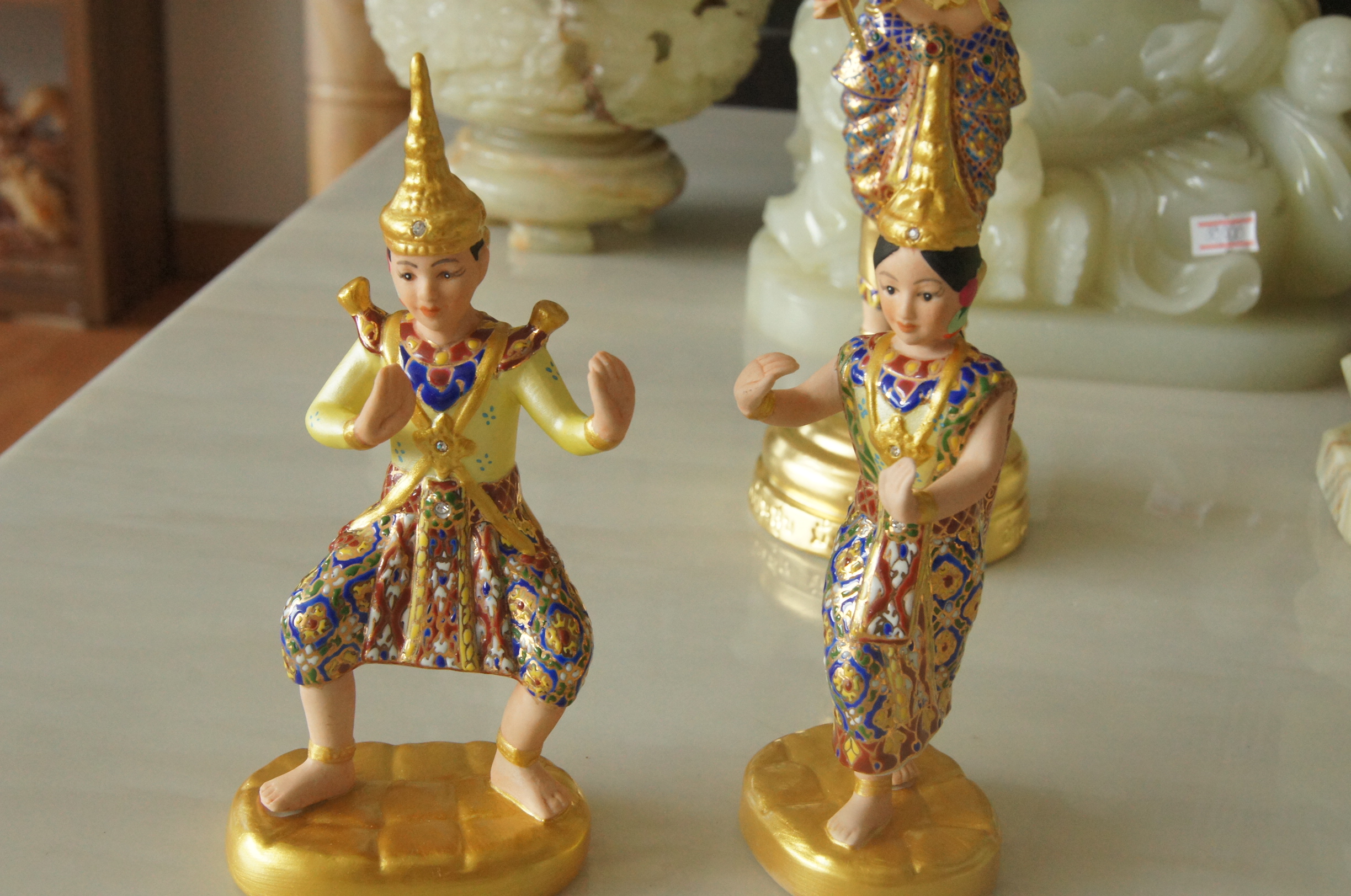นางรำ ขนาดกลาง สูง 14 กว้าง 5 cm (งานเบญจรงค์ ) คู่