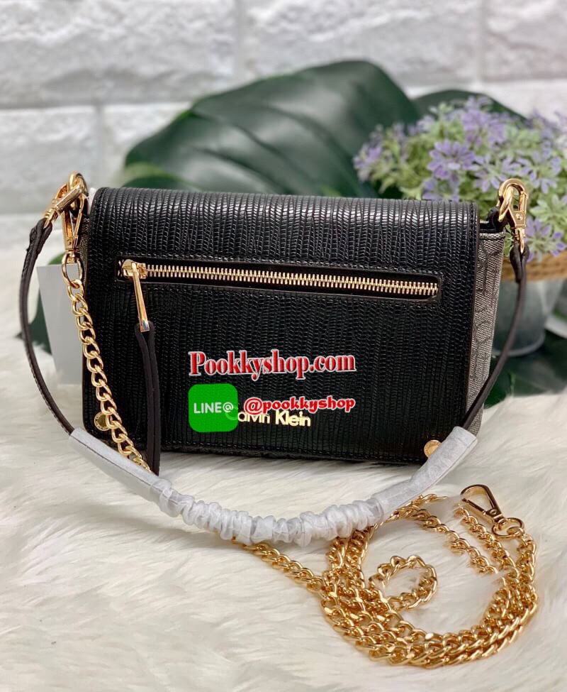 New arrival !! CALVIN KLEIN HANDBAG // SHOULDER BAG กระเป๋าถือ//คล้องไหล่//สะพายข้าง//หรือครอสบอดี้ร์ได้ค่ะ ดีไซด์สวย น่าใช้มากๆค่ะ วัสดุหนังผสมนิ่มมือค่ะ ด้านมีโลโก้แบรนด์ พร้อมช่องซิปใส่ของจุกจิก เปิดปิดกระเป๋าแบบกระดุมแม่เหล็ก ภายในแบ่งสามช่อง สามารถใส