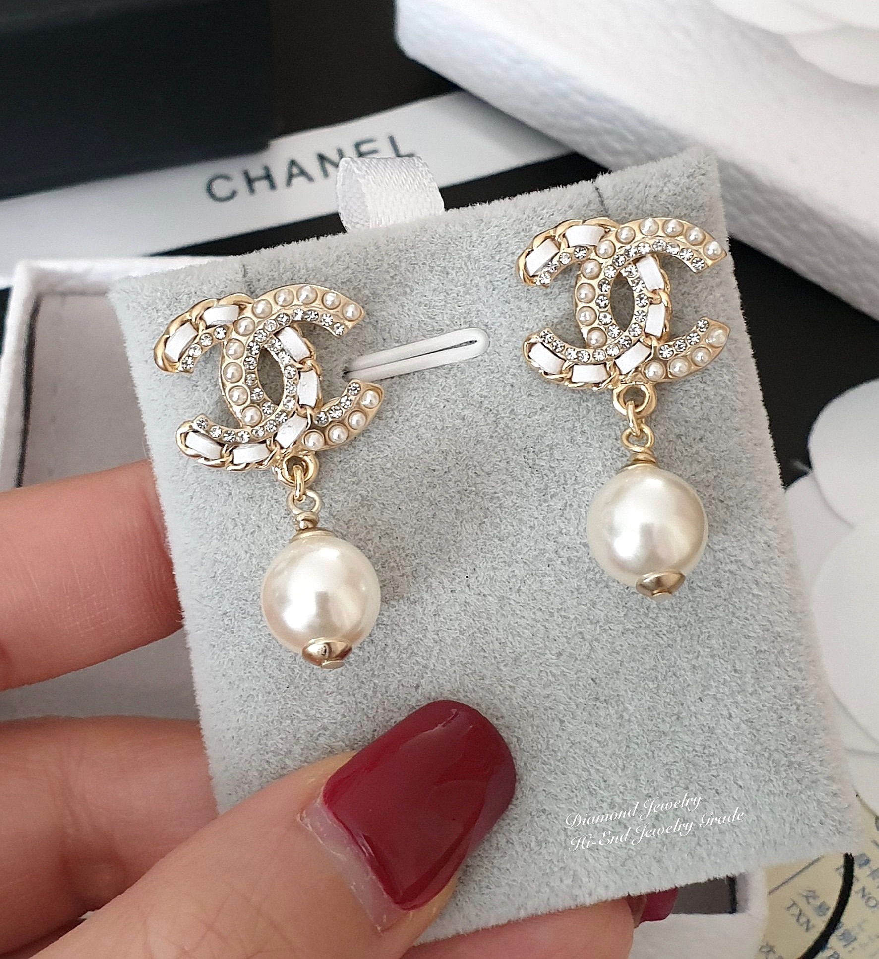 Super Hi-End Quality !!!! ((งาน 1:1 เหมือนในช็อปมากที่สุดในท้องตลาด)) Chanel Earring ต่างหูชาแนลงาน 1:1 เหมือนของแท้เป๊ะๆค่ะ รับรองงานสวยมากกกกก ดูหรู ดูผู้ดีสุดๆ งานดี คุณภาพดีมากๆมากๆคะรับประกันความพอใจเลยค่ะ ตัวเรือนสีทองอ่อน สวยมาก คอนเฟิม !!!!!