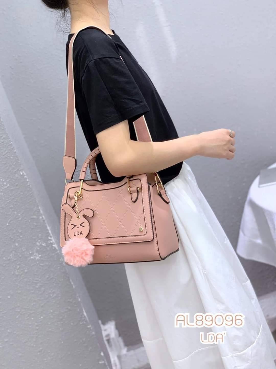 LDA BAGS พร้อมส่ง กระเป๋าสะพายข้าง LDA แบรนด์แท้ 100% แต่งด้วยพวงกุญแจปอมกระต่ายสดใสน่ารัก งานหนัง PU ทรงสวย ด้านหน้าเย็บลายตาราง งานcuttingเนี้ยบมากค่ะ ด้านในมี 3 ช่องใช้งาน หูถือดีไซน์สวย ทนทานแข็งแรง มีสายสะพาย 2 แบบ , ด่วน !!! สินค้ามีจำนวนจำกัดค่ะ