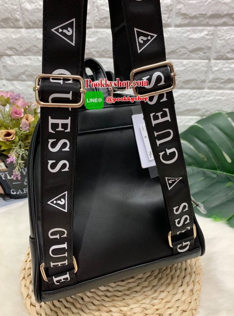 New !! GUESS GESABEL GYM BACKPACK กระเป๋าสะพายหลังได้//สะพายข้างได้ วัสดุหนังนิ่ม น้ำหนักเบา รูปทรงน่ารักมากๆค่ะ ด้านหน้ามีช่องซิปหนึ่งช่อง เปิดปิดกระเป๋าด้วยซิป มีพวงพู่แบรนด์ห้อยเพิ่มความเก๋เข้ามาให้ด้วย พวงพู่สามารถถอดแยกออกได้ด้วยค่ะ ภายในกระเป๋าโล่งก