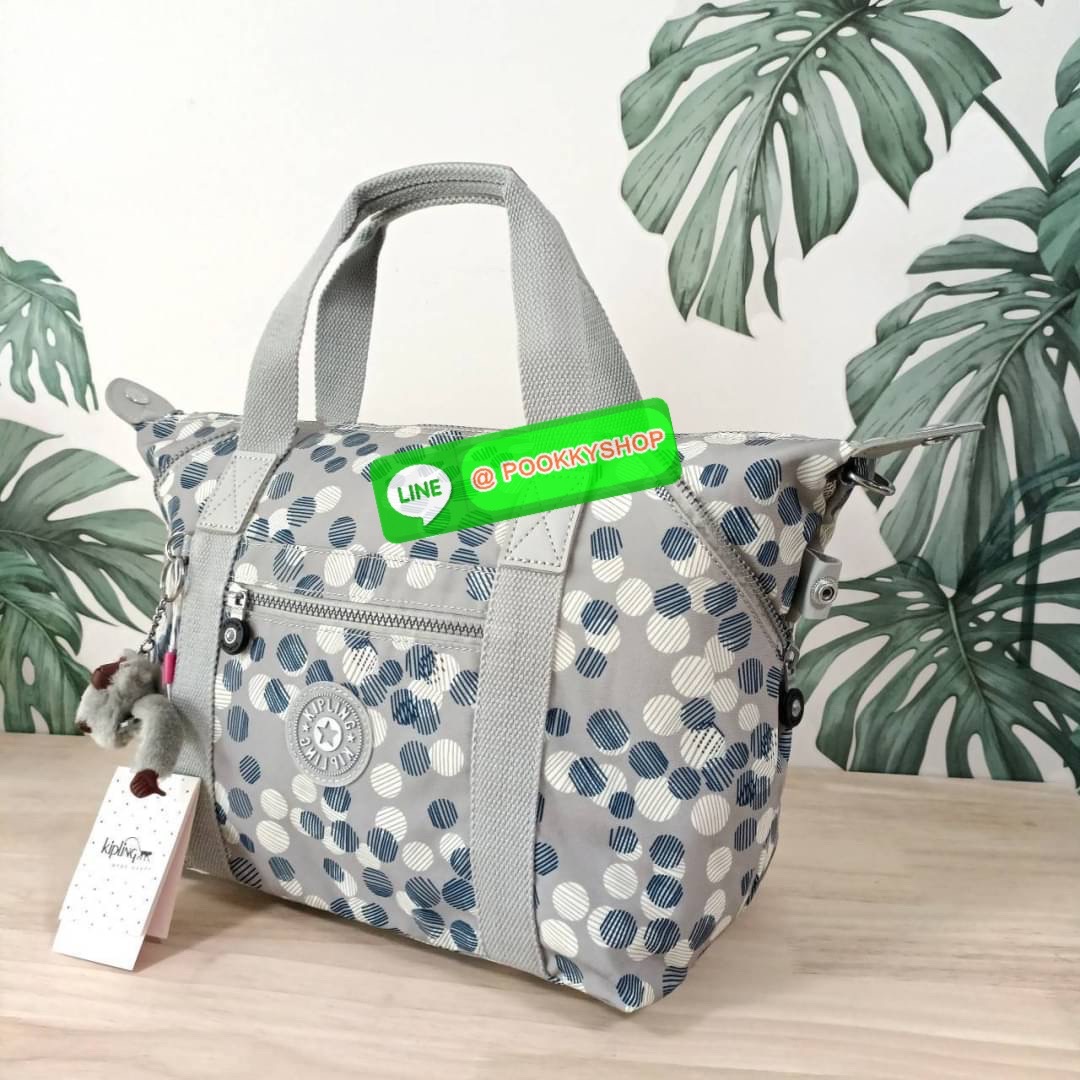 KIPLING Art Medium Tote Bag กระเป๋าเป้สะพายหลัง วัสดุด้านนอก Nylon +polyester กระเป๋ารุ่นฮิตตลอดกาล จาก kipling ลายใหม่ -ด้านหน้ามีช่องแยกใส่ของใช้เล็กๆน้อย 2 ช่อง -ช่องหลักโล่ง กว้าง จุของได้เยอะมาก พร้อมสายคล้องพวงกุญแจและช่องซิปแยกด้านข้างผนังกระเป๋า -