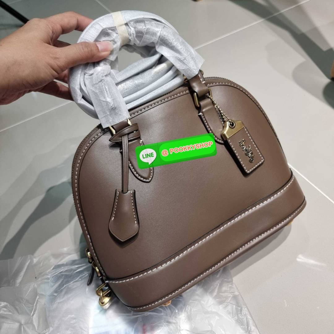 COACH CC411 REVEL BAG ใหม่ล่าสุด พร้อมสวยก่อนใคร กับกระเป๋าทรงโดมรุ่นใหม่ ที่สาวๆอดใจไม่ไหวแน่นอน สวยครบเครื่อง เกินต้านที่สุด รูปทรงคลาสสิค วัสดุหนังแท้เต็มใบ มือจับในตัว เลิศๆกับกุญแจที่ล็อคกันขโมยได้ เปิด-ปิดด้วยซิป ภายในโล่งกว้าง มีสายสะพายครอสบอดี้มา