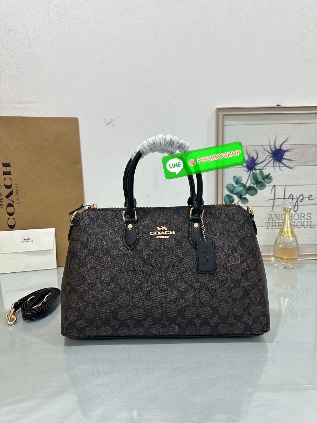 Coach CW422 Georgia Satchel Bag In Signature Canvas คลาสสิก เรียบหรู ใช้ได้ทุกโอกาส ใบนี้ไม่มีไม่ได้! Coach CW422 รุ่น Rowan Satchel คลาสสิก สวยหวานแต่ดูแพง ทรงหมอนถือได้ สะพายได้ น้ำหนักเบา ฟังก์ชันครบ ใส่ของได้เยอะ ไม่ต้องคิดนาน! จะออกงาน ทำงาน หรือใช้ท