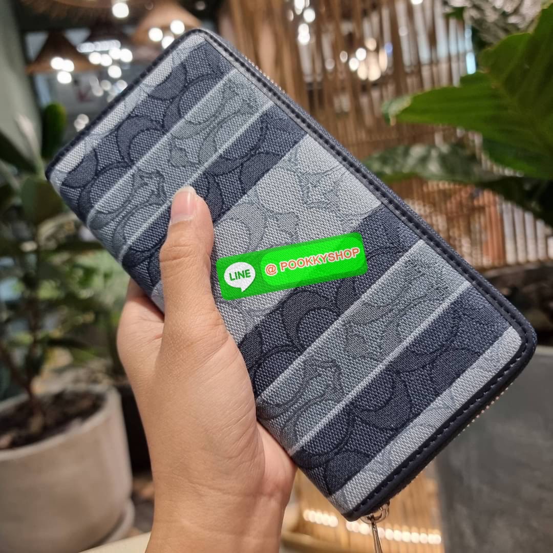 COACH C8313 LONG ZIP AROUND WALLET WITH SIGNATURE JACQUARD WITH STRIPES พร้อมเสิร์ฟความเลิศหรู ใหม่ล่าสุด กระเป๋าสตางค์ใบยาวกึ่งคล้องมือ ดีไซน์ผู้ดี๊ผู้ดี รุ่นขายดี ถือใช้คือขับผิวสุด!! วัสดุผ้า jacquard ลวดลายดูแพง มาพร้อมสายคล้องมือ ถอดออกได้ ภายในใส่บั