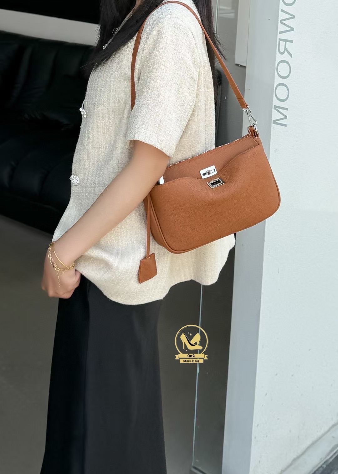 Balenciaga rodeo size mini รุ่นนี้ best seller !!! วัสดุตัวกระเป๋าทำจากหนังวัวแท้ cow leather อะหลั่ยสีเงิน งานจริงสวยมาก กระเป๋ามี 2 ช่อง กระเป๋าสามารถลอคได้ทั้ง 2 ช่อง สายสั้นสะพายขึ้นไหล่ได้ ด้านหลังมี 2 ช่องกระเป๋า มาพร้อมสายยาวทำจากหนังตัวเดียวกับกระ