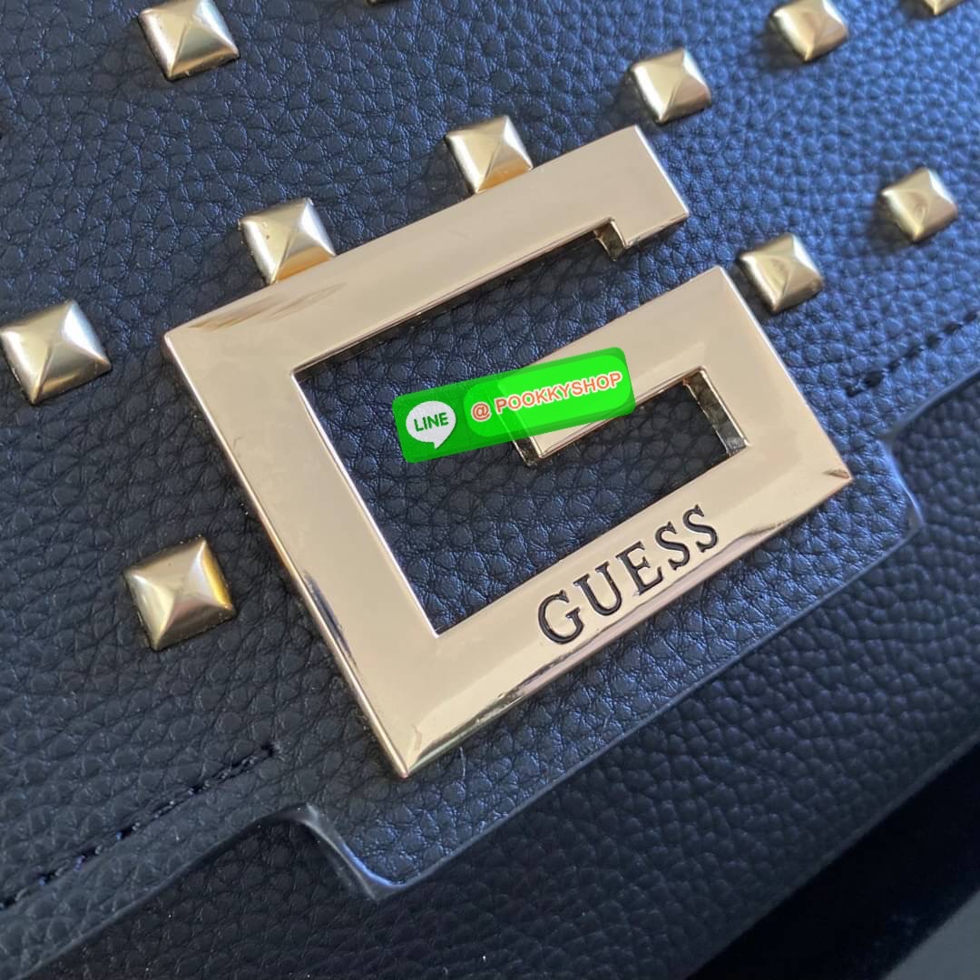 GUESS Brightside Shoulder Bag กระเป๋าสะพายไหล่-ครอสบอดี้ ใช้ได้หลายสไตล์ ตัวกระเป๋าหนังสังเคราะห์สีดำตกแต่งด้วยหมุดสวยเก๋ เปิดปิดด้วยกระดุมแม่เหล็ก ด้านในใส่กระเป๋าสตางค์ยาวได้ มีช่องซิปเพิ่มอีกช่อง สายสามารถถอกใช้ได้หลายสไตล์ ดูหรูที่สุดค่าใบนี้