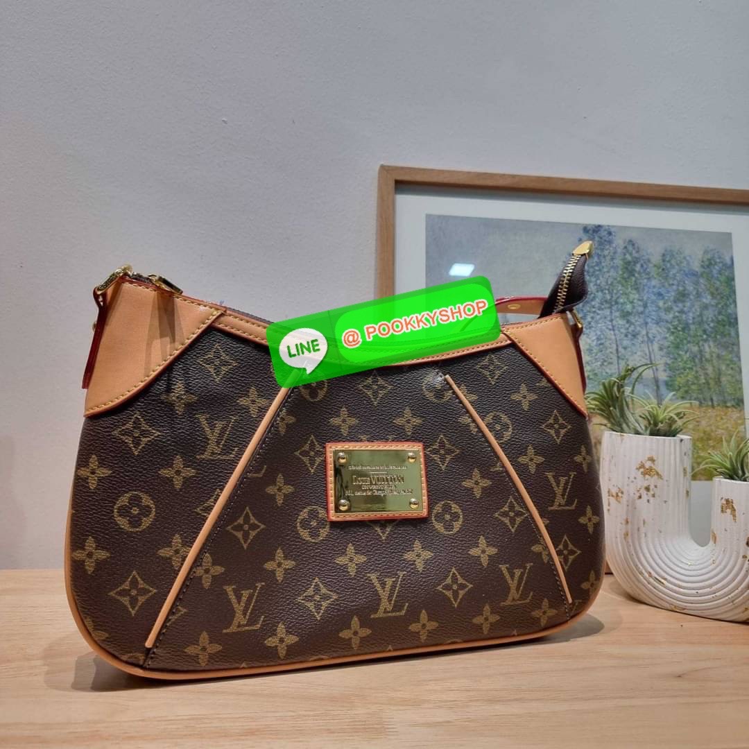 LV THAMES PM BAG กระเป๋าสะพายไหล่รุ่นยอดฮิตทรงพอช ใบใหญ่กำลังดี สวยดีไซน์คลาสสิควินเทจ สายสะพายในตัวใช้งานได้คล่องตัว ปรับได้อีกเล็กน้อย วัสดุหนังแคนวาสทนทาน เปิดปิดด้วยซิป ภายในโล่งใส่ของสำคัญได้ครบ สามารถสะพายแมทช์ได้กับทุกลุค ทุกสไตล์ หรือจะเลือกเป็นกร