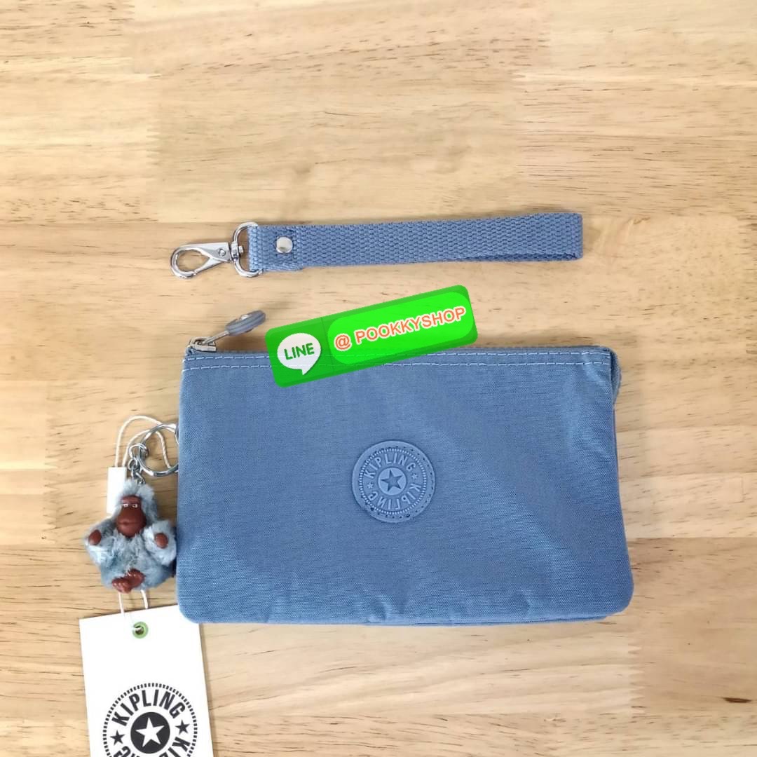 Kipling Creativity Large Pouch วัสดุ Nylon 100% กระเป๋าคล้องมือขนาดพอเหมาะ 7.25 นิ้ว พกพาสะดวก เปิด-ปิดด้วยซิปเดียวใช้งานง่าย ด้านในมีช่องกว้าง 2 ช่องและช่องซิปเล็กตรงกลางอีก 1ช่อง ใช้งานได้สะดวก สามารถใส่มือถือ 7.5 นิ้วได้ กุญแจรถ ธนบัตรได้ ล็อตนี้มาพร้อ