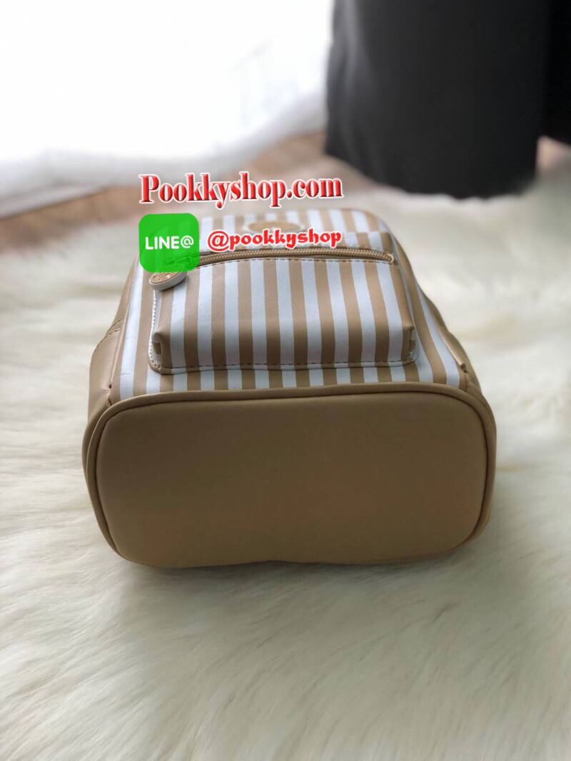 STARBUCKS BACKPACK กระเป๋าเป้สุดน่ารัก ขนาดกำลังพอเหมาะสำหรับใส่ของระหว่างวัน และช่องจัดเก็บอีกหลากหลายรูปแบบ ดีไซน์สวยนับเป็นอีกหนึ่งกระเป๋าเป้ที่พร้อมให้คุณได้สะพายออกไปข้างนอกได้ทุกวันอย่างมั่นใจ เพราะแมทช์เข้ากับทุกลุค รุ่นนี้แนะนำเลยค่า