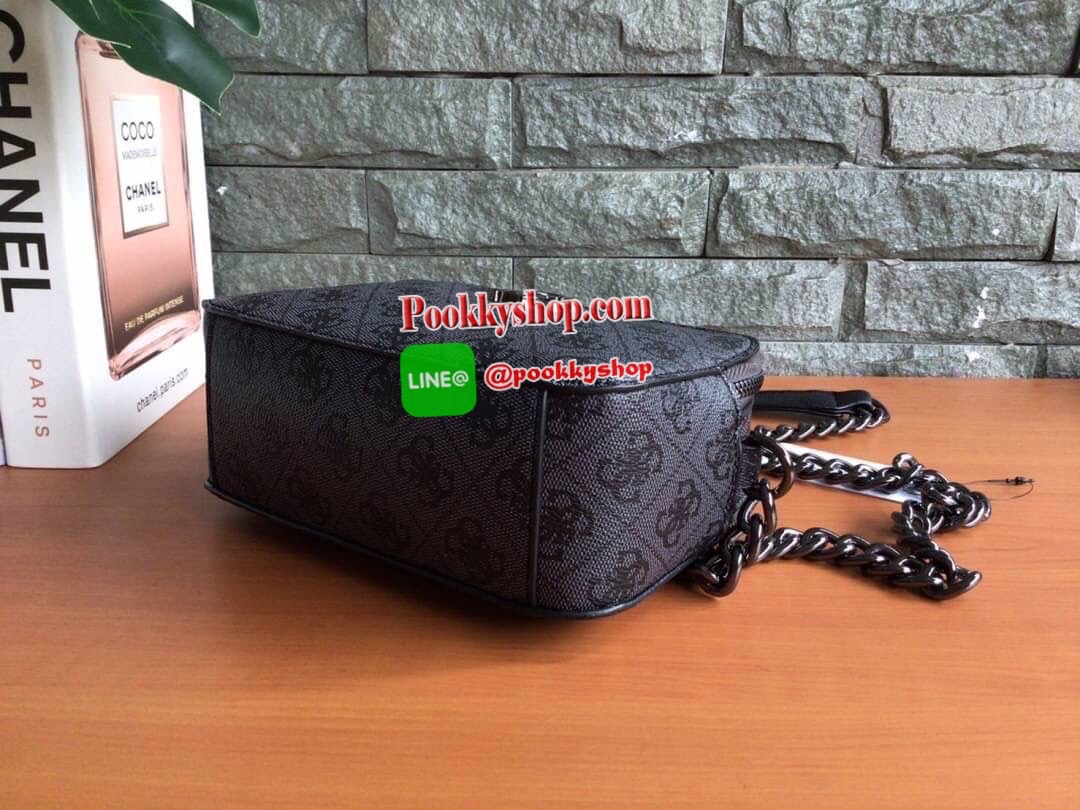 GUESS NOELLE CROSSBODY CAMERA BAG กระเป๋าสะพาย Crossbody รุ่นยอดนิยมหนังเรียบ และ หนังลาย Signature แบรนด์รอบใบ สวยอยู่ทรง ขนาดกำลังดี ด้านหน้ามีโลโก้แบรนด์ เปิดปิดด้วยซิปสะดวกใช้ แบ่งเป็น 2 ช่องซิป ภายในมีโลโก้ซับในลายแบรนด์ ภายในแยกเป็นสัดส่วนใช้งาน ใส่