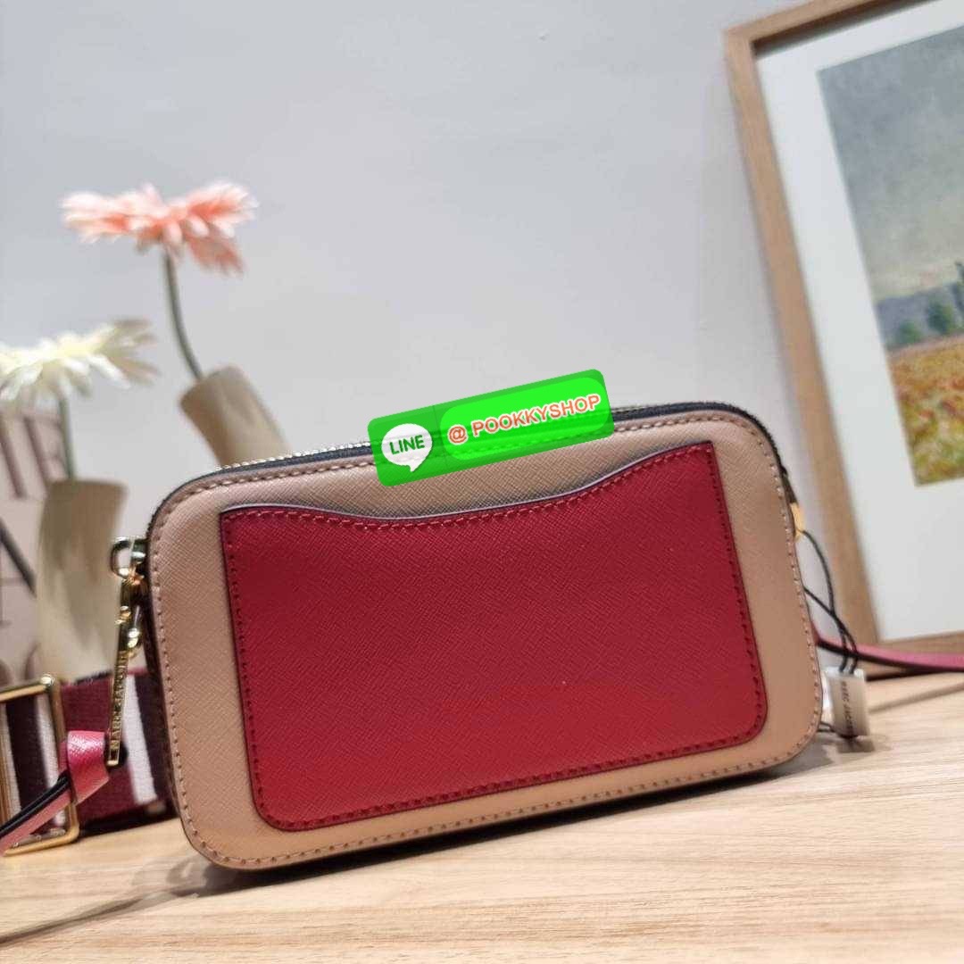MARC JACOBS THE SNAPSHOT CAMERA BAG ไอเท็มยอดฮิตที่โดดเด่นเป็นเอกลักษณ์ กับกระเป๋าสะพายข้างสุดปัง เรียกได้ว่าไม่ซ้ำใคร!! วัสดุหนังวัว สวยอยู่ทรง เปิด-ปิดกระเป๋าด้วยซิป มีซิปหลัก 2 ช่อง แบ่งสัดส่วนไว้ดีมาก มาพร้อมสายสะพายสปอร์ตเส้นใหญ่ ที่ออกแบบโทนสีมาให้เ