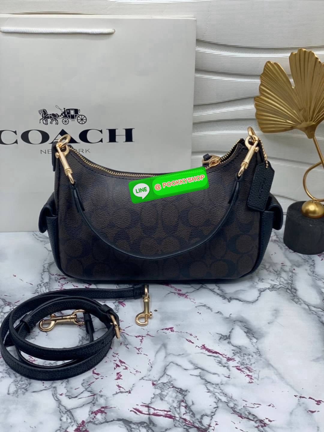 สะพายแล้วไม่ต้องพูดอะไร… คนก็รู้ว่าเรามีรสนิยม Coach C7223 – Swinger 20 รุ่นฮิต ลาย C คลาสสิก แต่งขอบหนังแท้ขาว ใบเล็กพกง่าย แต่ทรงสวยเก๋ ถือก็ได้ สะพายก็เป๊ะ ใช้ได้ทุกวันไม่มีเบื่อ แมตช์กับลุคไหนก็เข้า… เพราะความเรียบมีพลังในตัวเองค่ะ