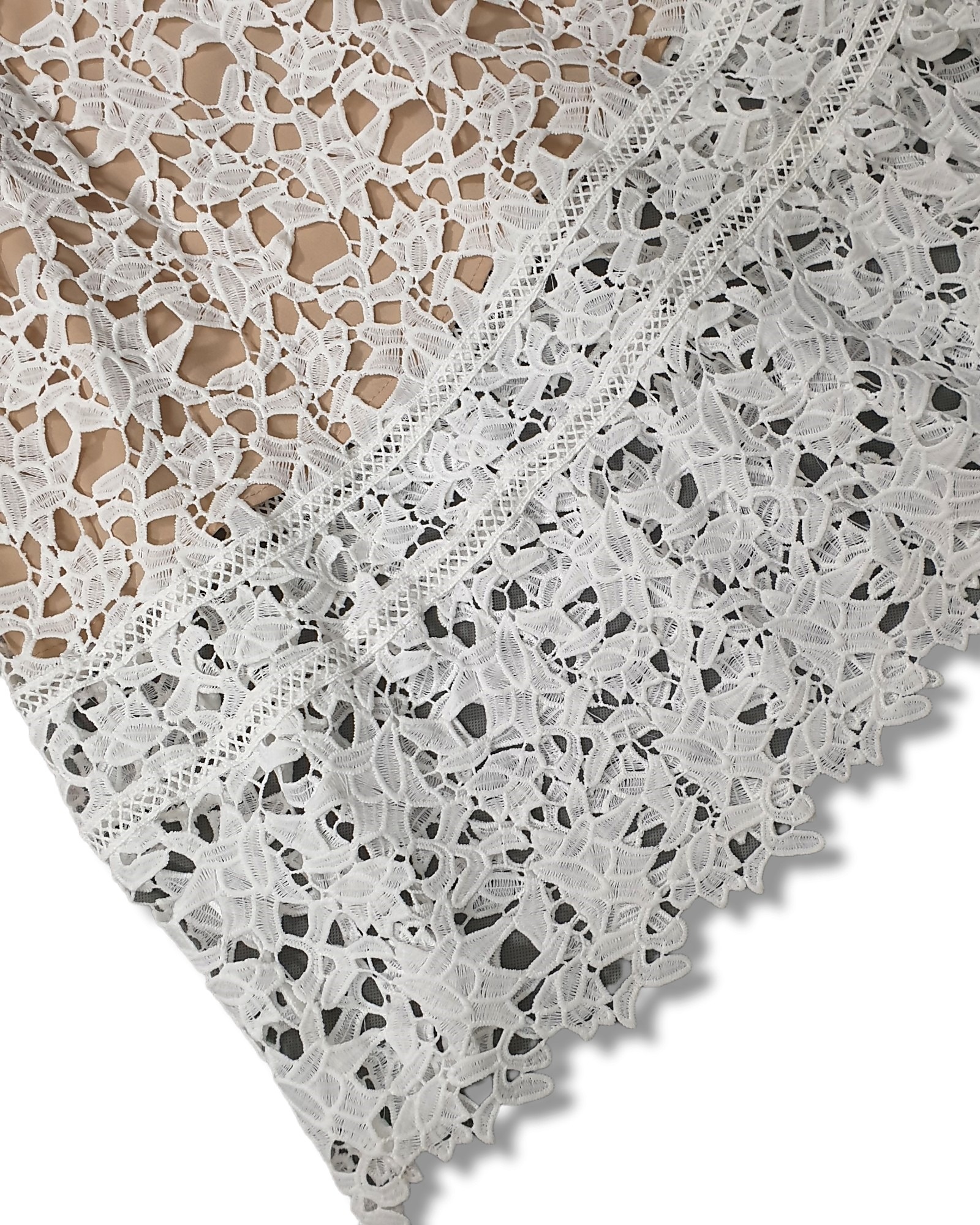 เดรสแฟชั่น เดรสเสื้อสายเดี่ยวกระโปรงบานจับจีบ ทำจากผ้าลูกไม้โครเชต์ ทอลายสวยคมชัด