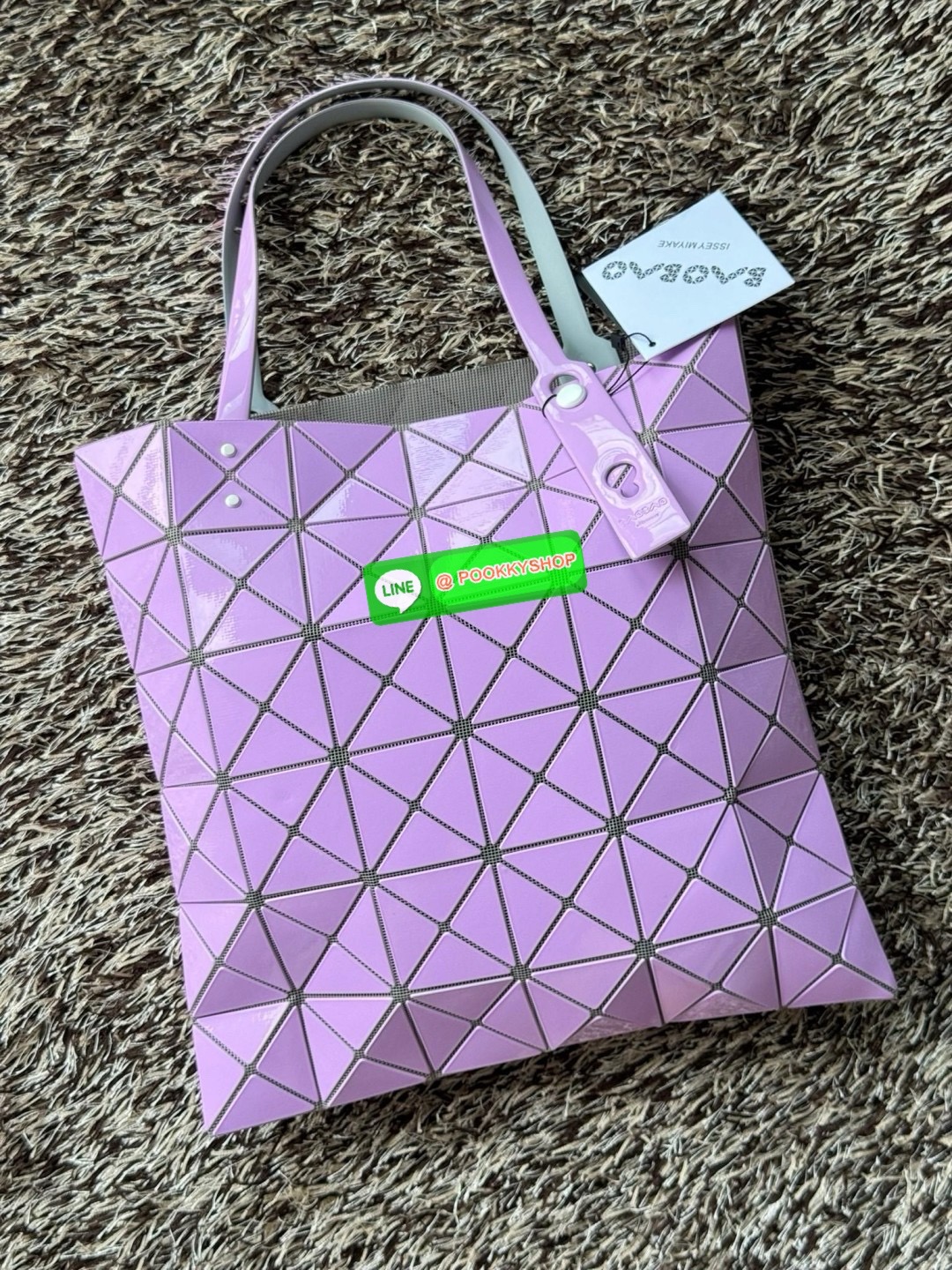 Baobao Issey Miyake 6x6 กระเป๋า Tote รุ่นนี้ถือว่าเป็นกระเป๋า Tote ไซส์กลางที่เหมาะกับการพกพาสิ่งของที่จำเป็นในทุก ๆ วัน มาพร้อมสายที่สามารถปรับได้ทั้งสองสาย และมีช่องใส่ของช่องเล็กด้านใน 1 ช่อง จุของได้เยอะแถมยังทนทาน ใช้เป็น Everyday Bag ได้เลยคะ พกพาสะ