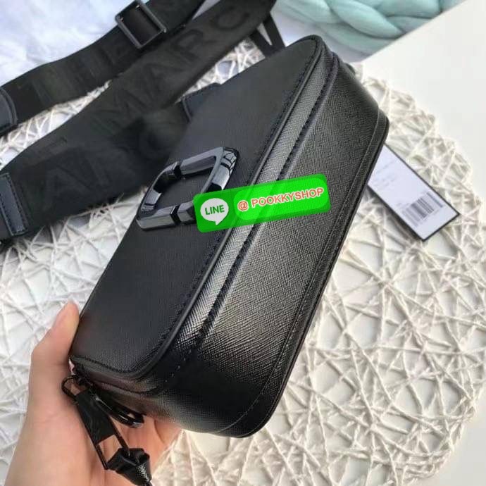 March Jacop Snapshot MJ Cross Body Bag กระเป๋าสะพายข้าง วัสดุหนัง Saffiano ด้านหน้าประดับด้วยโลโก้ J อันเป็นสัญลักษณ์ของแบรนด์ อะไหล่ทองหรูหรา มาพร้อมสายสะพายโลโก้แบบปรับได้ แบ่งเป็น2ช่องซิป ใบนี้คือเรียบหรูแต่ดูดีมาก ไม่ควรพลาดเลยค่า