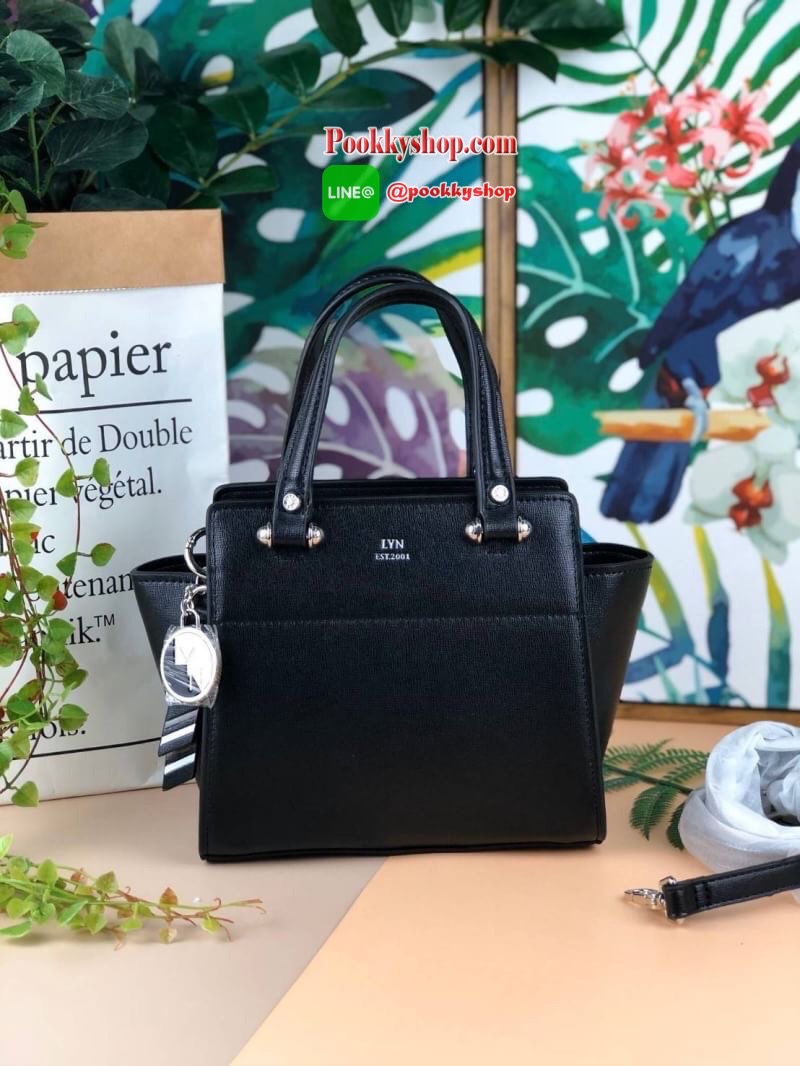 Lyn Handbag กระเป๋าถือ/สะพายวางอยู่ทรง ด้านหน้ามีปั๊มโลโก้แบรนด์ มาพร้อมพวงกุญแจหนังเข้าสีกระเป๋า มีหมุดรองฐานทั้ง 4 มุม หูหิ้วสามารถพับลงได้ เปิดปิดแบบซิป ด้านในมีช่องซิปเล็ก 1 ช่อง สามารถใส่ iPhone plus กระเป๋าเงินใบกลางได้สบายๆค่ะ มีสายสะพายยาวหนังปรับ