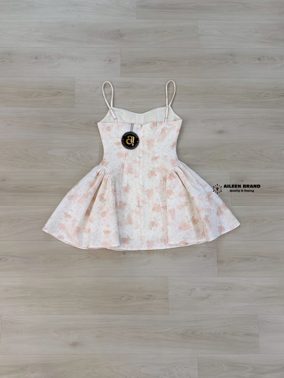 เดรสแฟชั่น มินิเดรสสายเดี่ยวสีขาวครีม ลายดอกไม้เล็กๆ