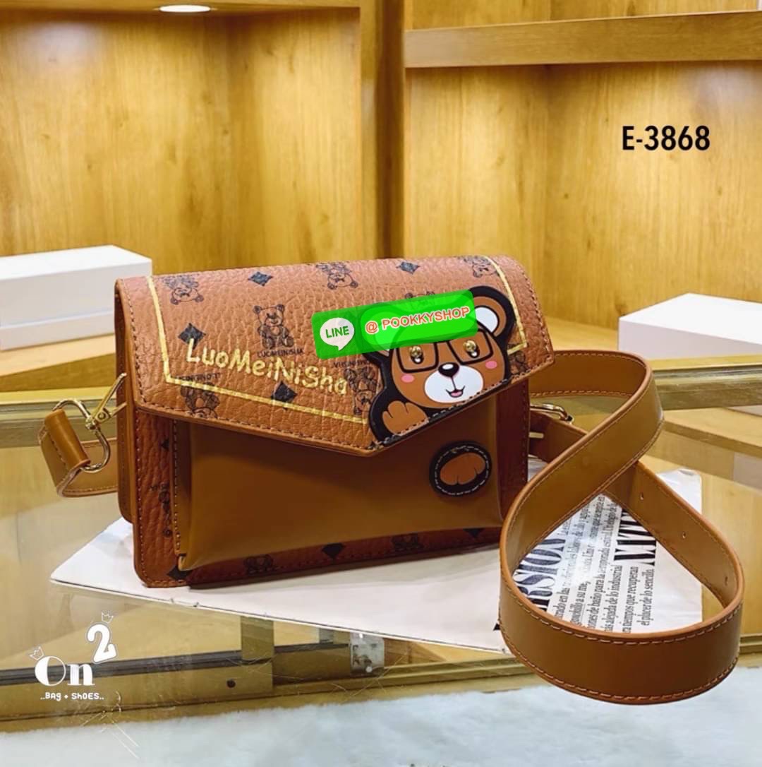 กระเป๋าสะพายข้างทรงแมสเซนเจอร์ เปิดหน้าอะไหล่ทอง สไตล์แบรนด์ มาพร้อมสายสะพายยาวปรับระดับได้ค่ะ ค่ะ