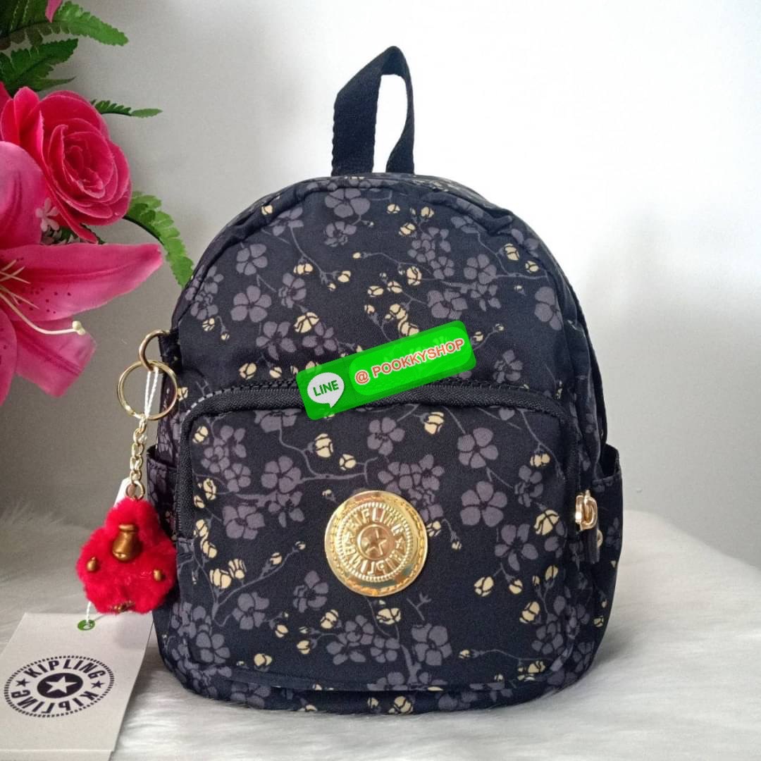 Kipling Basic Mini Backpack กระเป๋าเป้มินิ วัสดุ Nylon +ซับใน Polyester ขนาดใบเล็กระทัดรัด ใช้งานง่าย ด้านหน้ามีซิป pocket สำหรับใส่ของเล็กน้อย ช่องหลักโล่งกว้างใส่ของได้เยอะ พร้อมช่องซิปผนังข้างหลังและช่องแยกสำหรับใส่ของอีกฝั่ง สามารถใช้งานได้ ถึง 3 แบบ