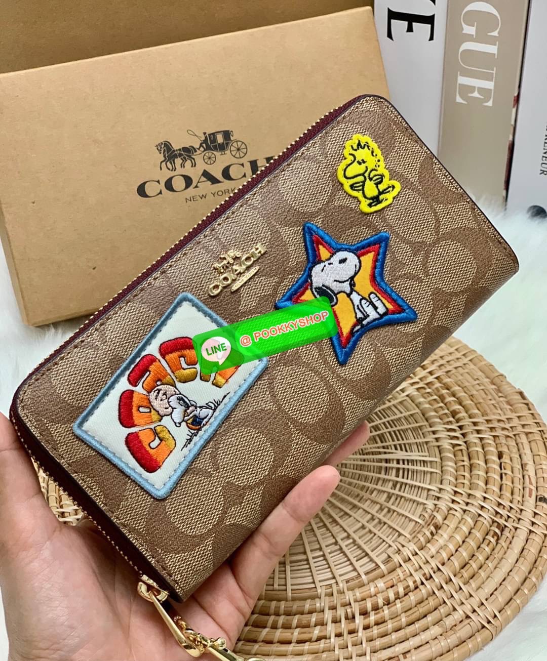 💥NEW IN!💥🌈สินค้าจำนวนจำกัด ห้ามพลาดจร้าา! COACH X PEANUTS LONG ZIP AROUND WALLET IN SIGNATURE CANVAS WITH VARSITY PATCHES ((C4598)) พร้อมส่ง น้องน่าใช้มากๆค่ะ! กระเป๋าเงินใบยาว แบบซิปรอบ มาพร้อมสายคล้องมือถอดออกได้หนึ่งสายค่ะ ด้านห